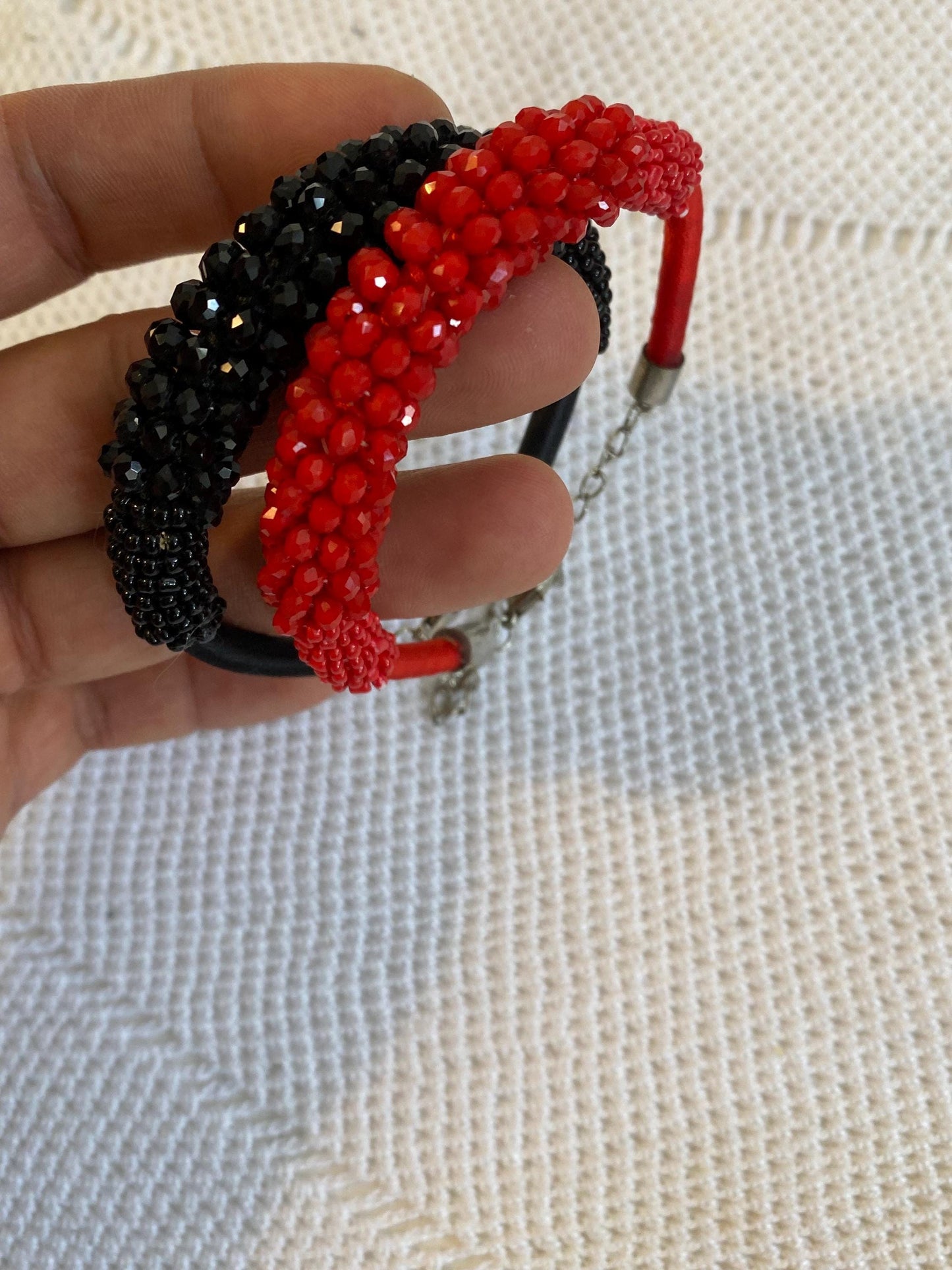 Coppia di bracciali regolabili in perline rosse e nere diametro 7 cm 2.75 in lavorati a mano anni 90 con catena