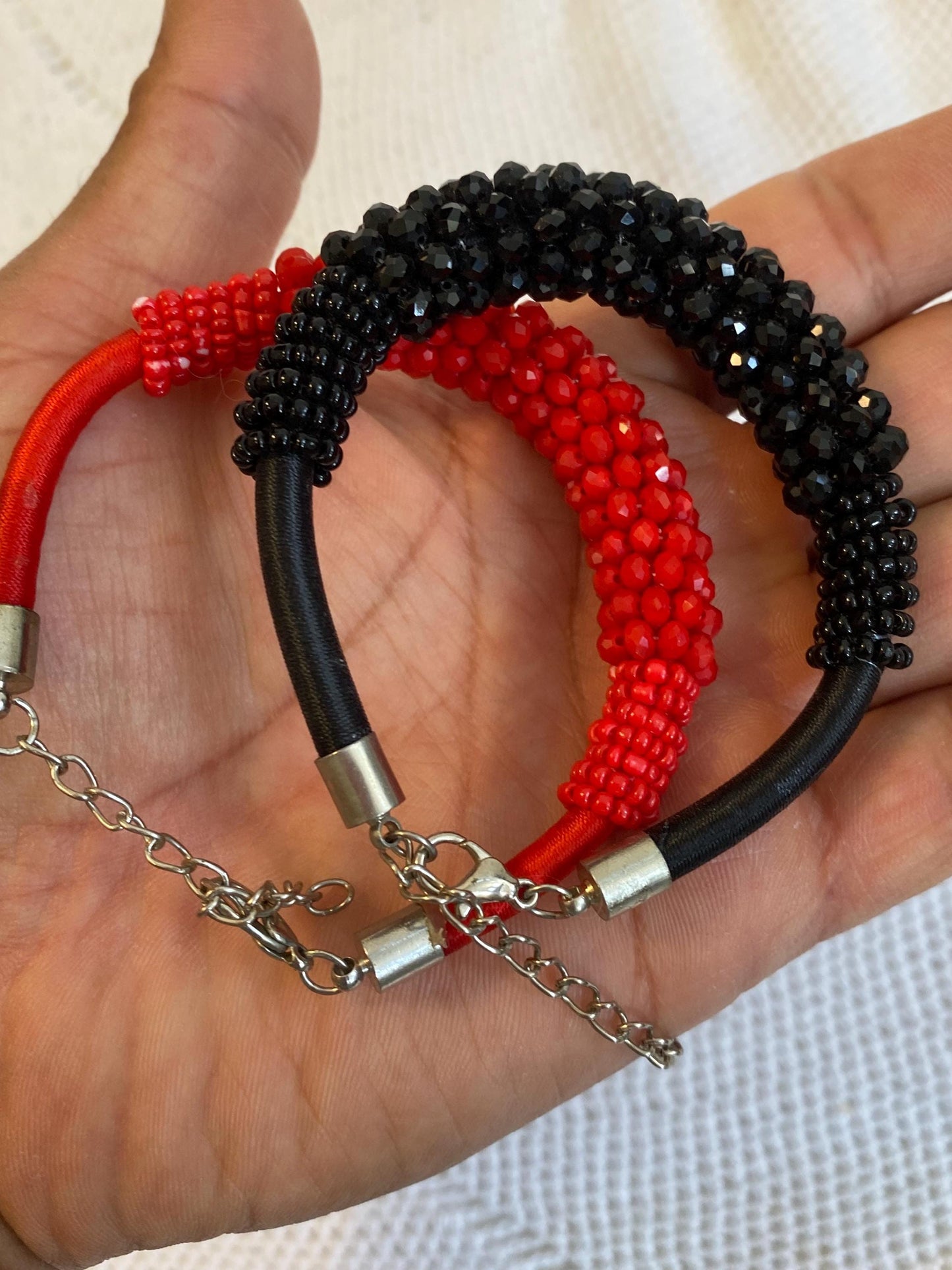 Coppia di bracciali regolabili in perline rosse e nere diametro 7 cm 2.75 in lavorati a mano anni 90 con catena