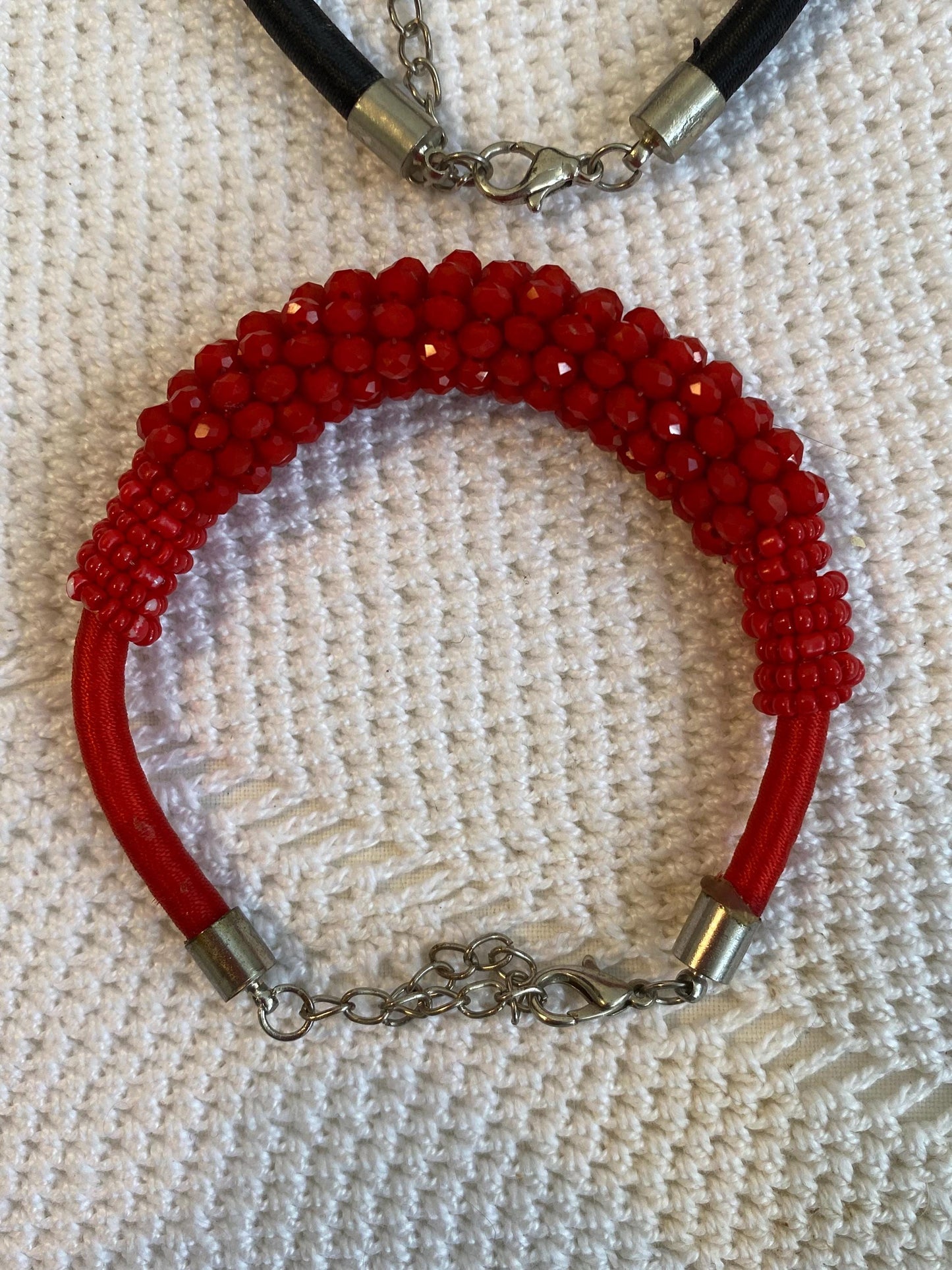Coppia di bracciali regolabili in perline rosse e nere diametro 7 cm 2.75 in lavorati a mano anni 90 con catena
