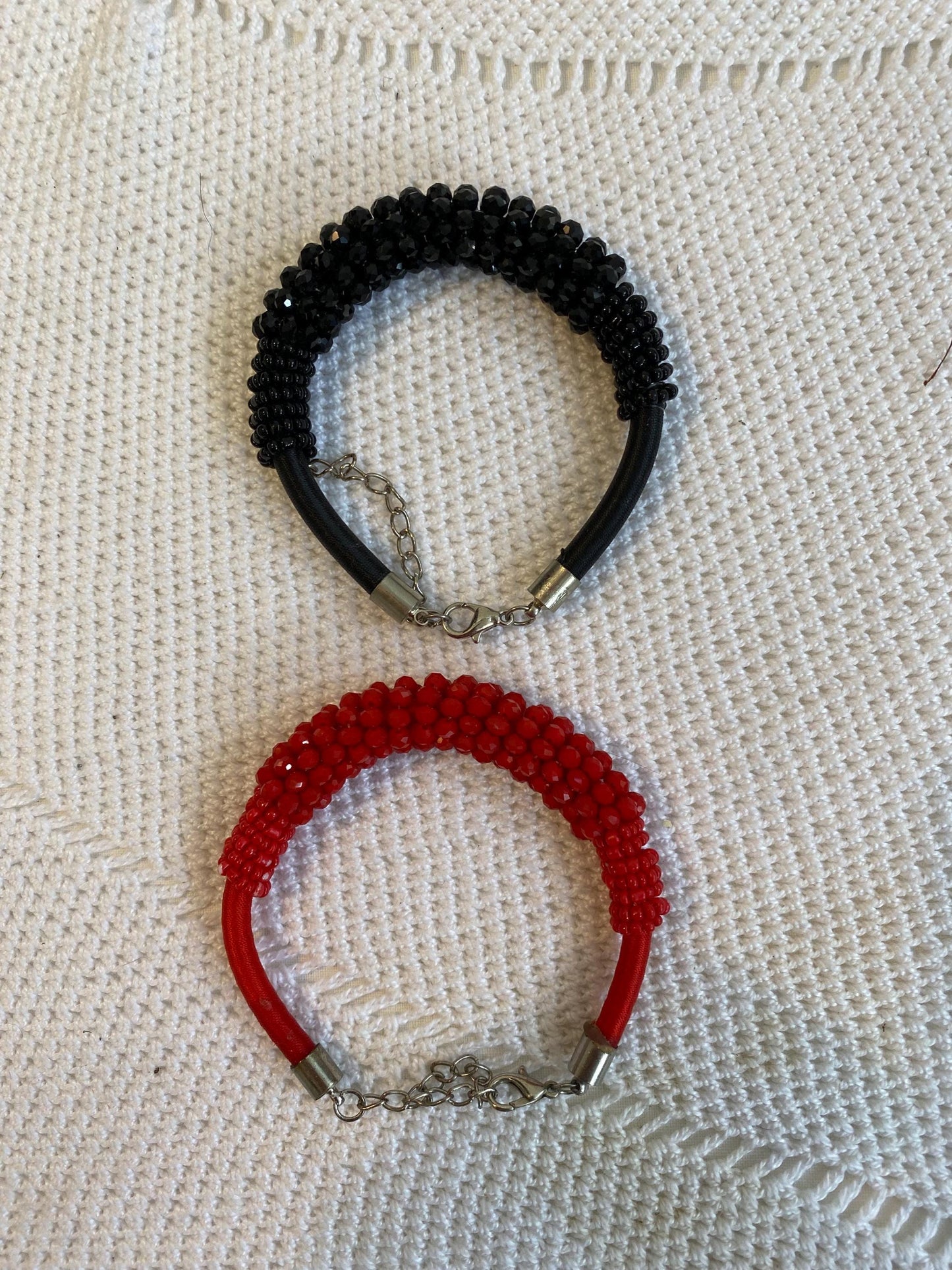 Coppia di bracciali regolabili in perline rosse e nere diametro 7 cm 2.75 in lavorati a mano anni 90 con catena