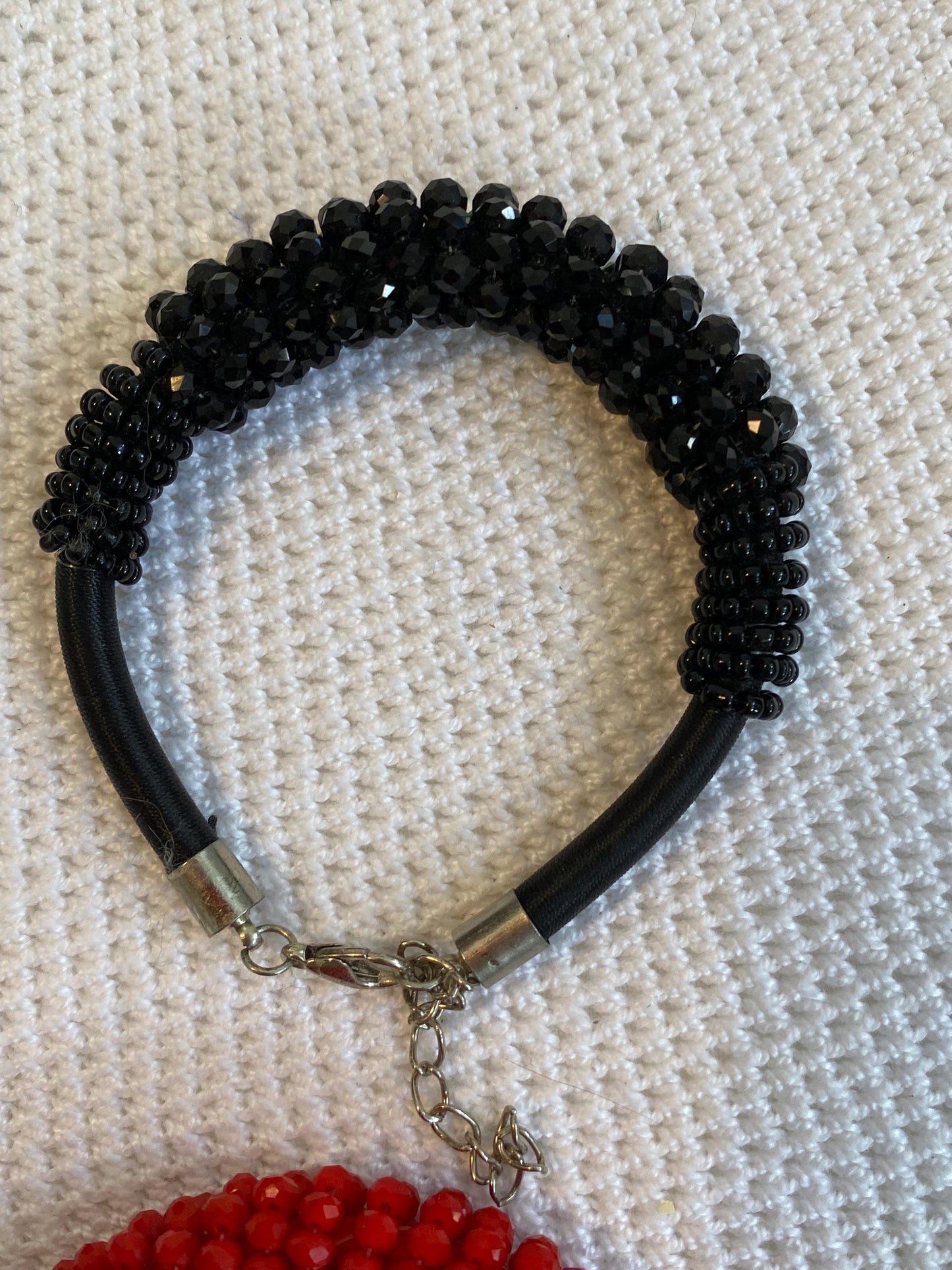Coppia di bracciali regolabili in perline rosse e nere diametro 7 cm 2.75 in lavorati a mano anni 90 con catena