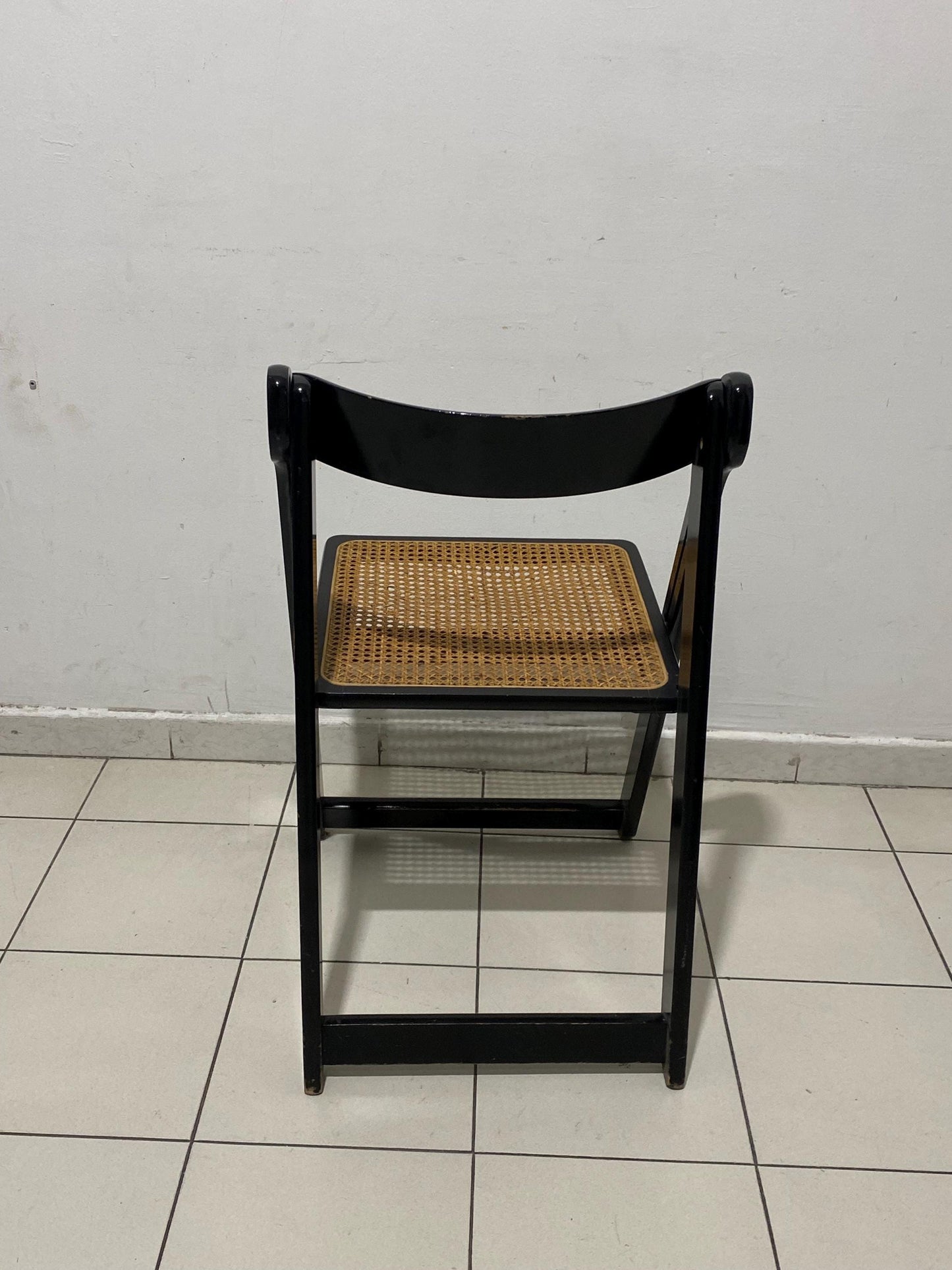 Sedia pieghevole vintage in legno nero con seduta in paglia di Vienna design retrò anni 70, 77x47x55 cm