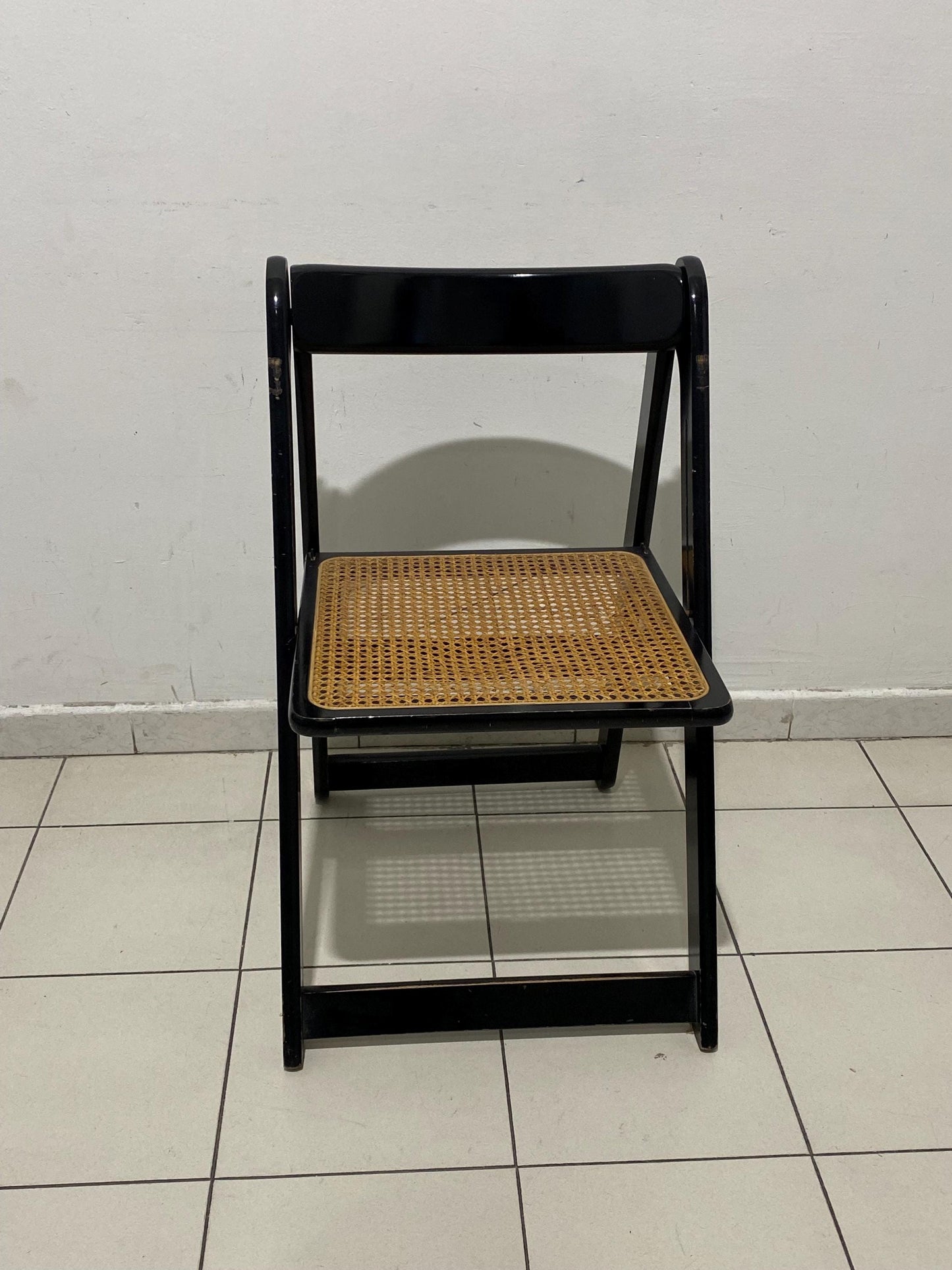 Sedia pieghevole vintage in legno nero con seduta in paglia di Vienna design retrò anni 70, 77x47x55 cm