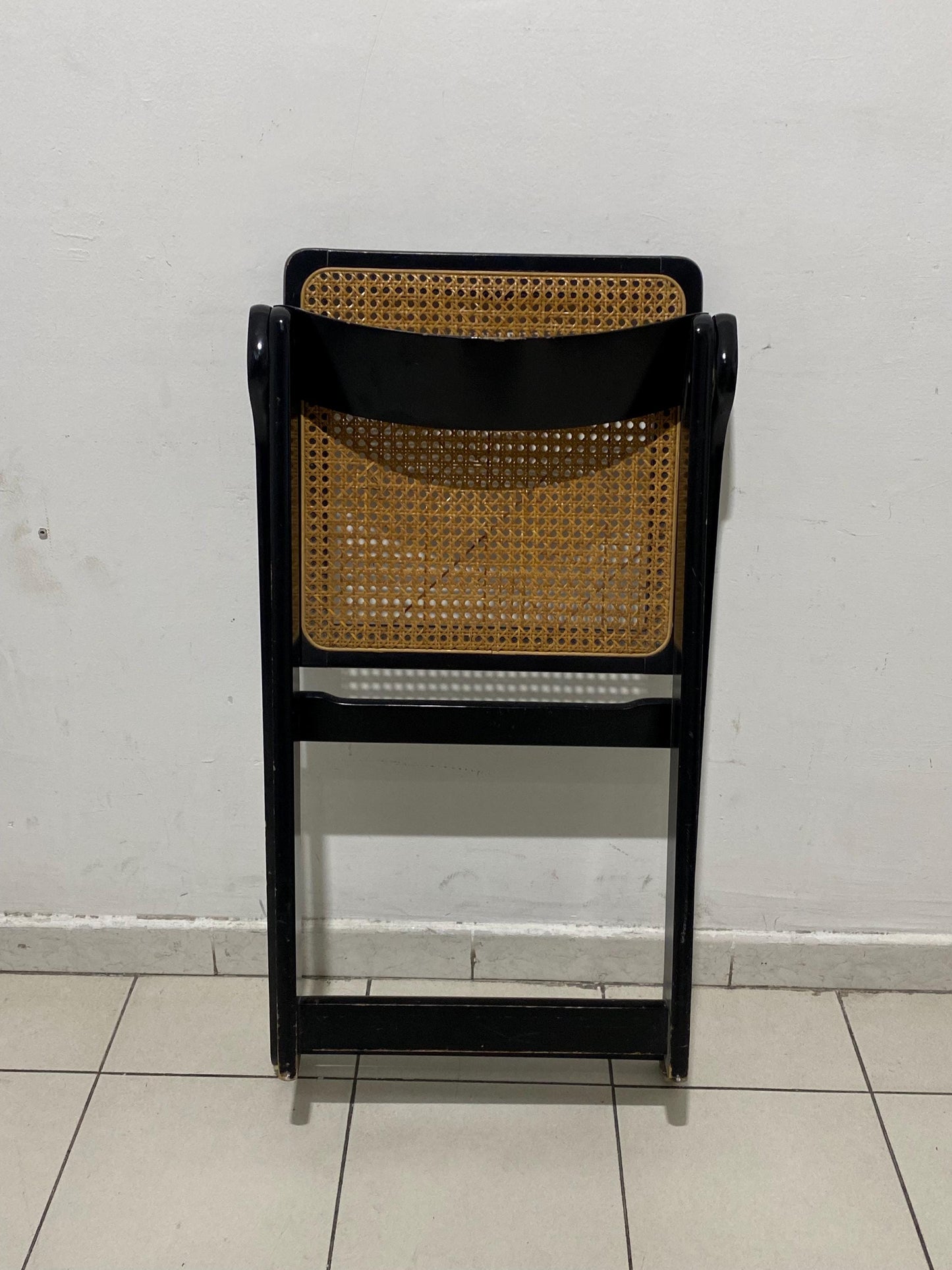 Sedia pieghevole vintage in legno nero con seduta in paglia di Vienna design retrò anni 70, 77x47x55 cm
