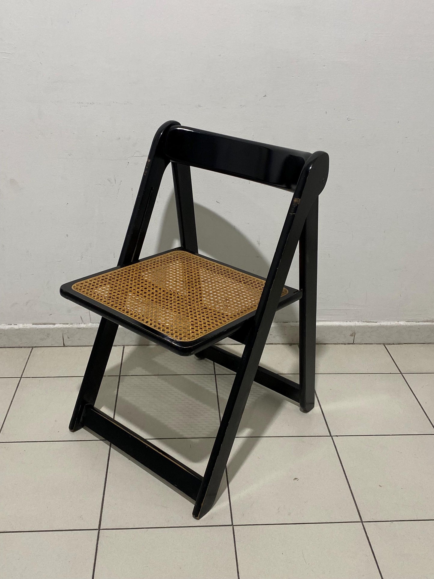 Sedia pieghevole vintage in legno nero con seduta in paglia di Vienna design retrò anni 70, 77x47x55 cm