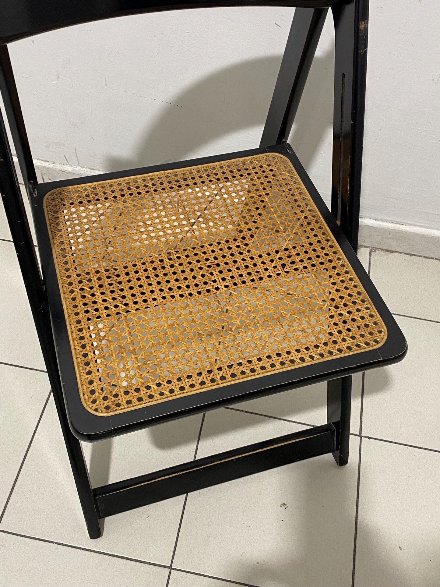Sedia pieghevole vintage in legno nero con seduta in paglia di Vienna design retrò anni 70, 77x47x55 cm