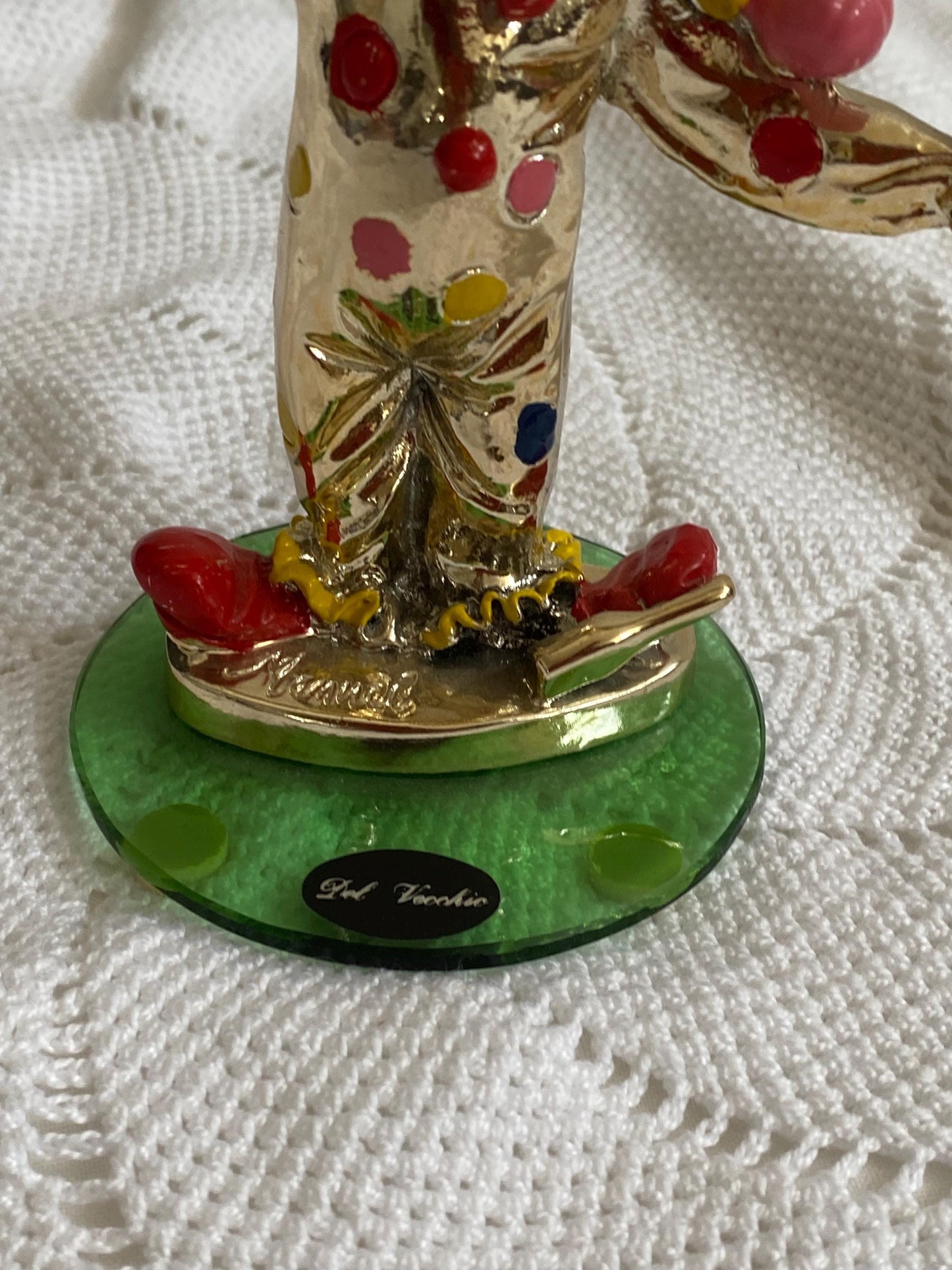 Clown giocoliere in ceramica smaltata argento Del Vecchio, firmato a mano, base in vetro verde, vintage 15 cm da collezione rara circo