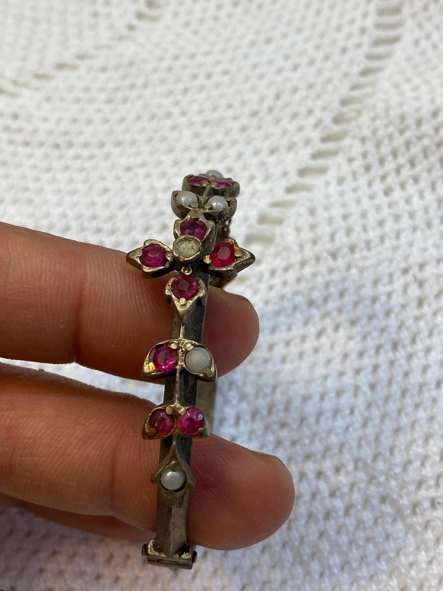 Bracciale rigido vintage in ottone argentato con pietre rosse e bianche, floreale, 5 cm, chiusura di sicurezza anni '50 charm