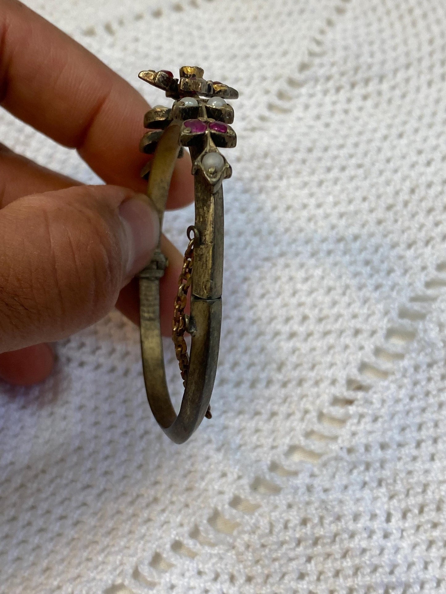 Bracciale rigido vintage in ottone argentato con pietre rosse e bianche, floreale, 5 cm, chiusura di sicurezza anni '50 charm