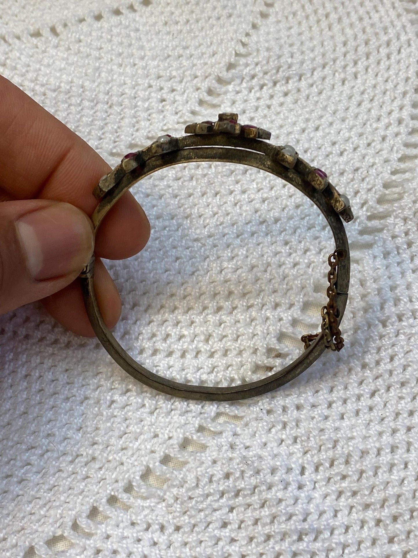 Bracciale rigido vintage in ottone argentato con pietre rosse e bianche, floreale, 5 cm, chiusura di sicurezza anni '50 charm