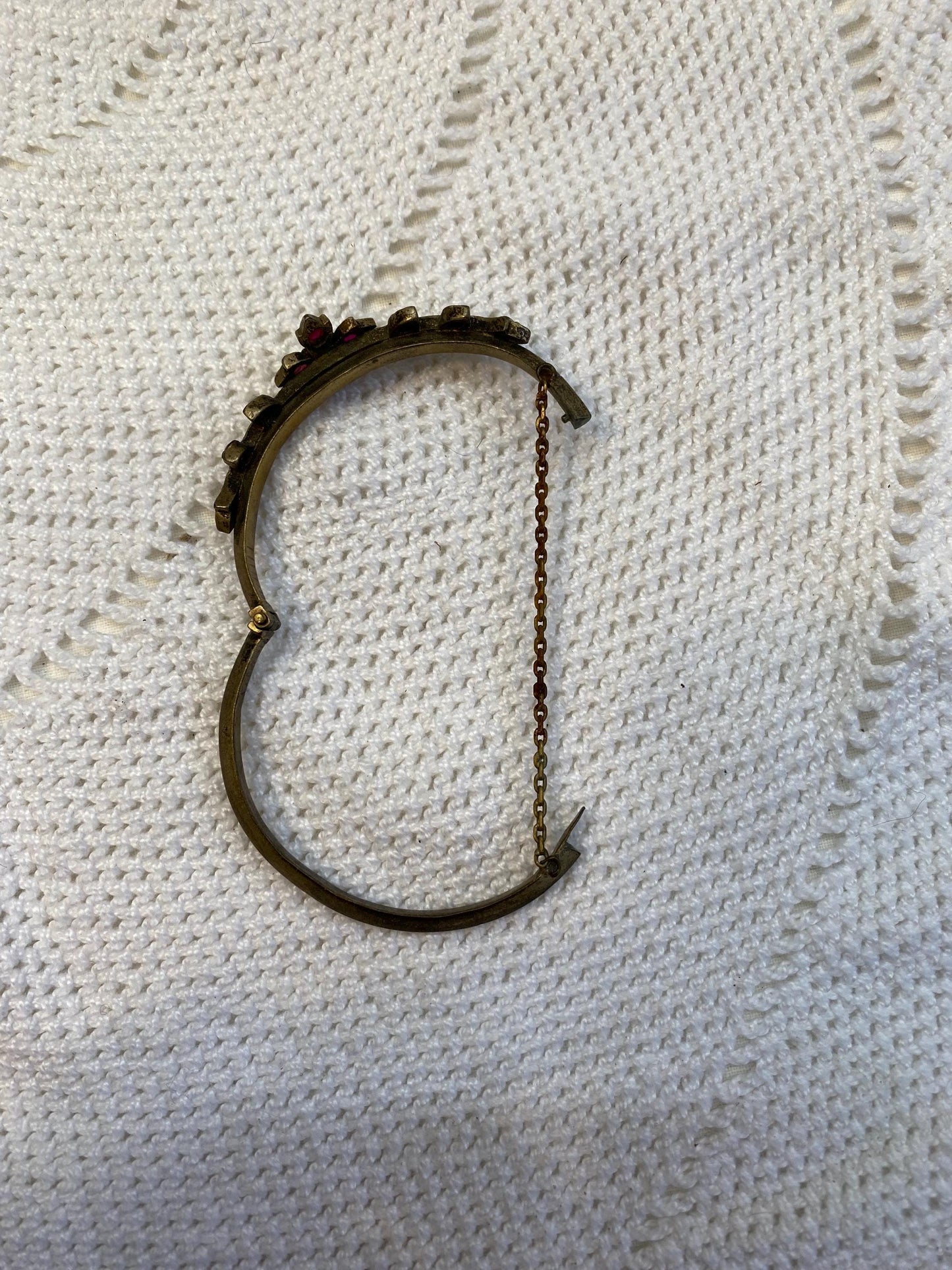 Bracciale rigido vintage in ottone argentato con pietre rosse e bianche, floreale, 5 cm, chiusura di sicurezza anni '50 charm