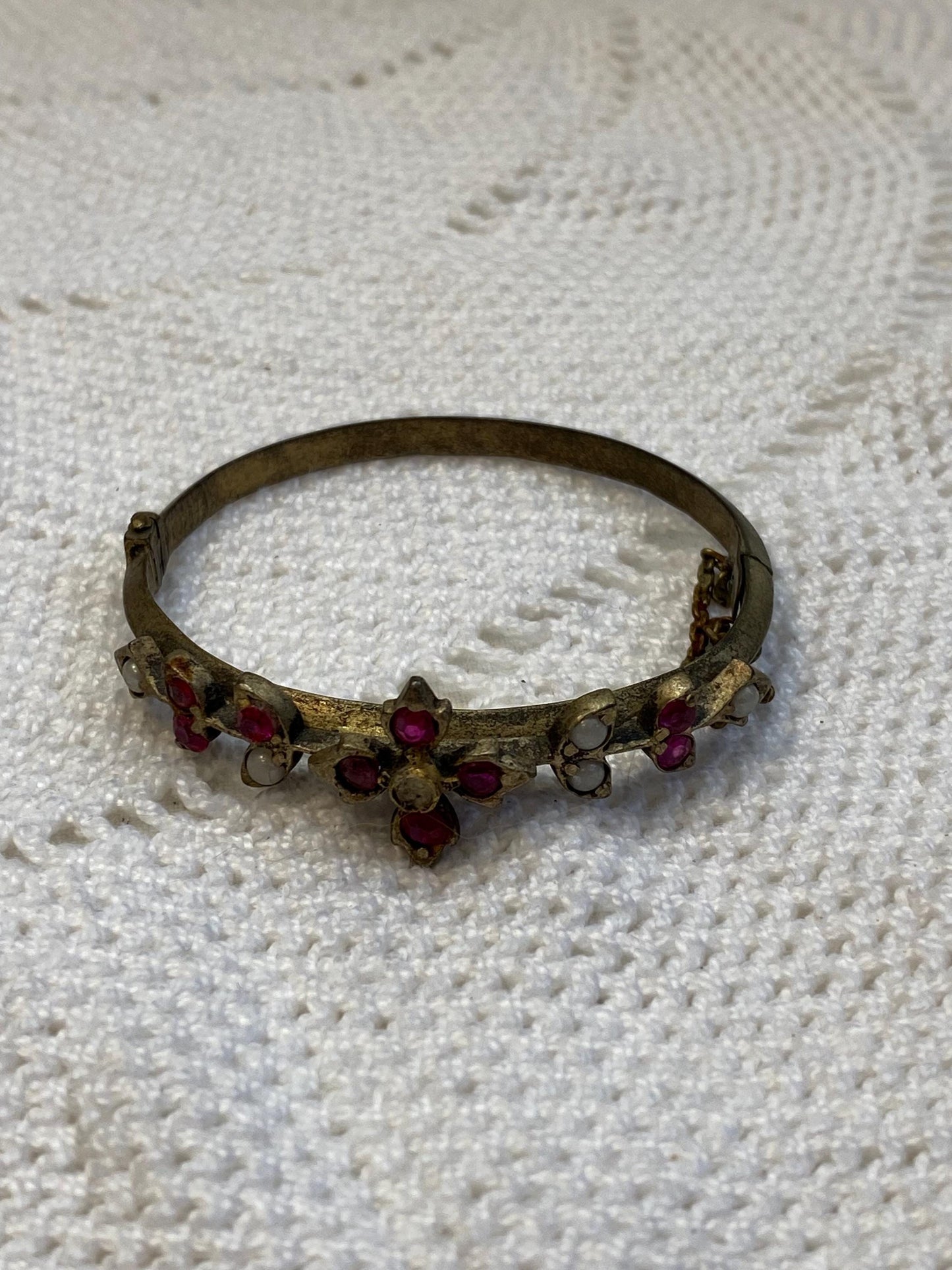 Bracciale rigido vintage in ottone argentato con pietre rosse e bianche, floreale, 5 cm, chiusura di sicurezza anni '50 charm