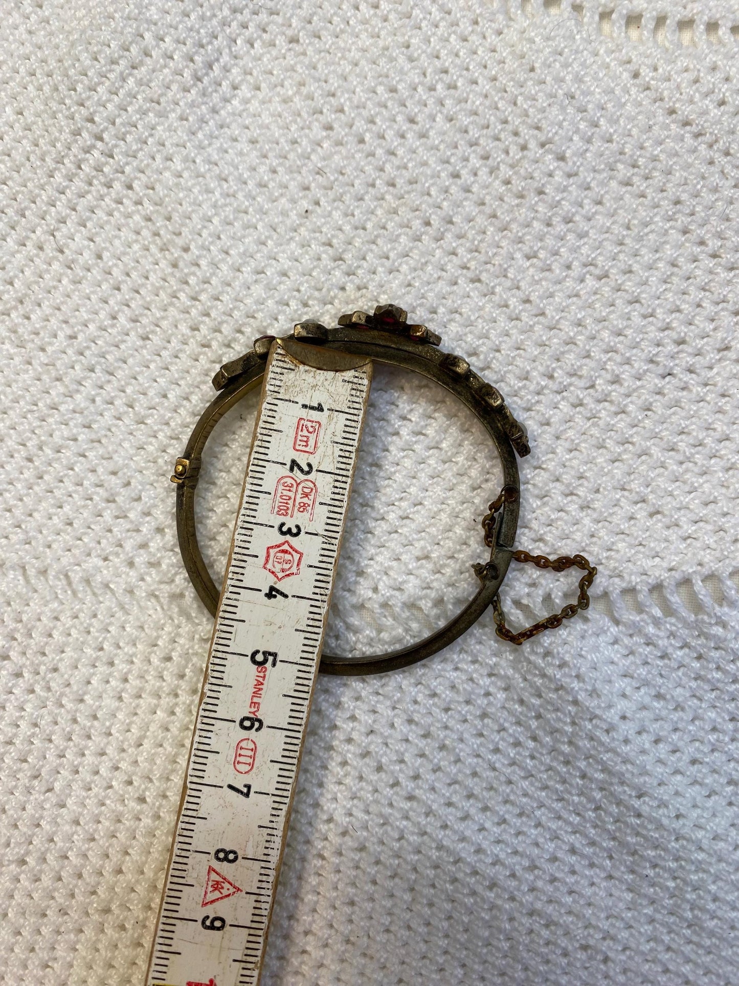 Bracciale rigido vintage in ottone argentato con pietre rosse e bianche, floreale, 5 cm, chiusura di sicurezza anni '50 charm