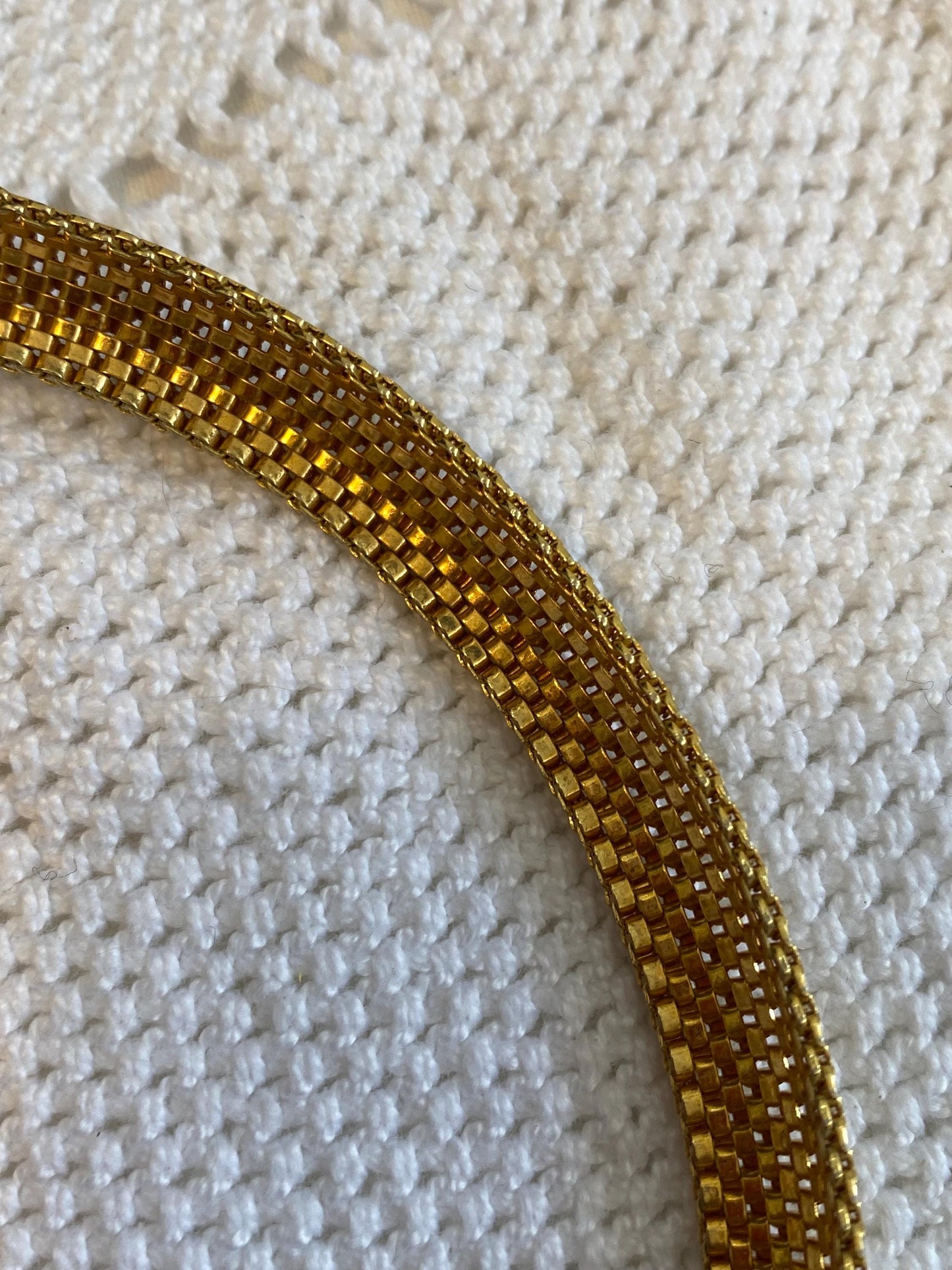 Girocollo vintage anni 80 in maglia dorata 15" Choker mesh oro lucido con chiusura a vite. Pezzo raro retrò pronto a illuminare i tuoi look