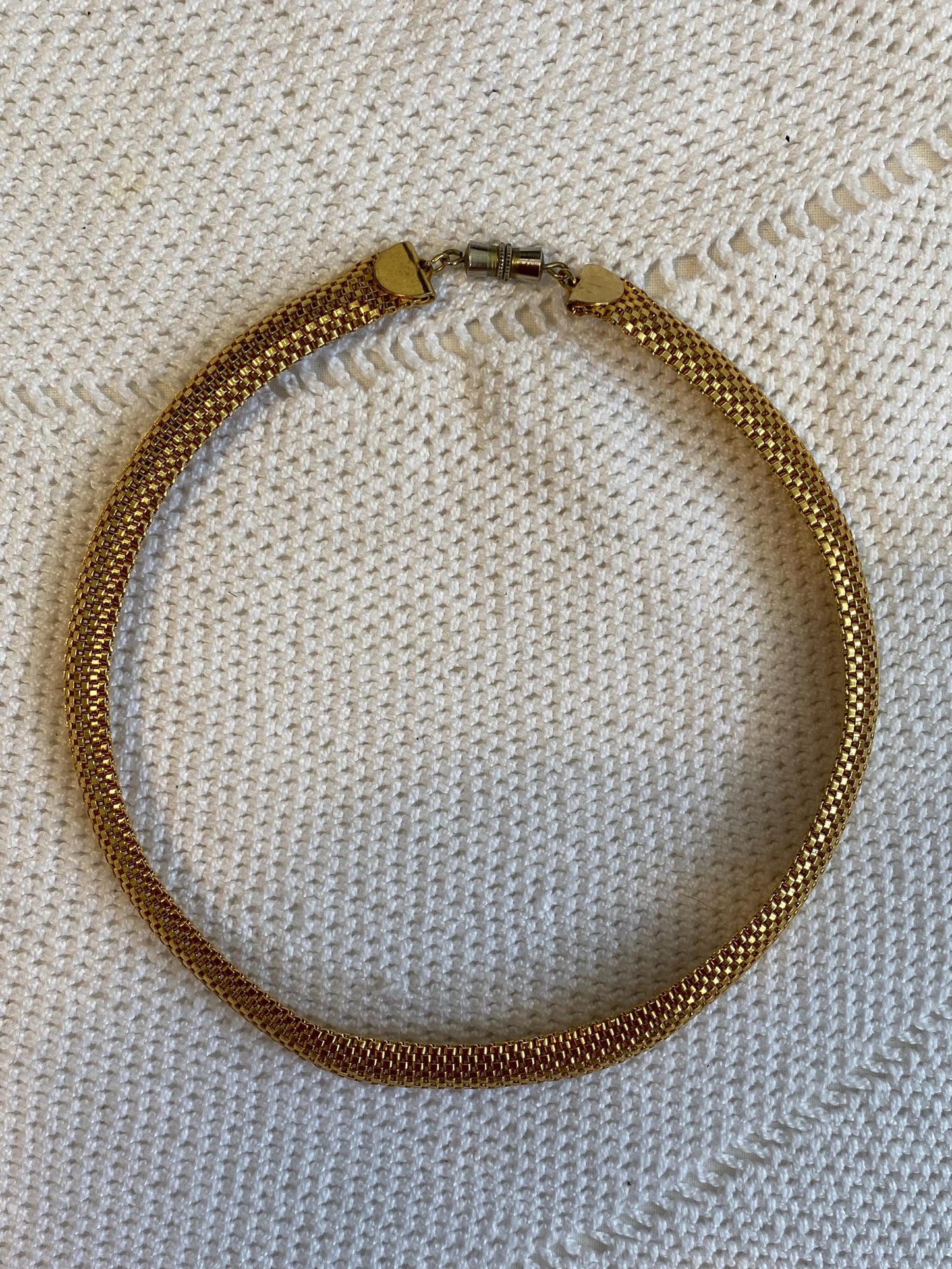 Girocollo vintage anni 80 in maglia dorata 15" Choker mesh oro lucido con chiusura a vite. Pezzo raro retrò pronto a illuminare i tuoi look