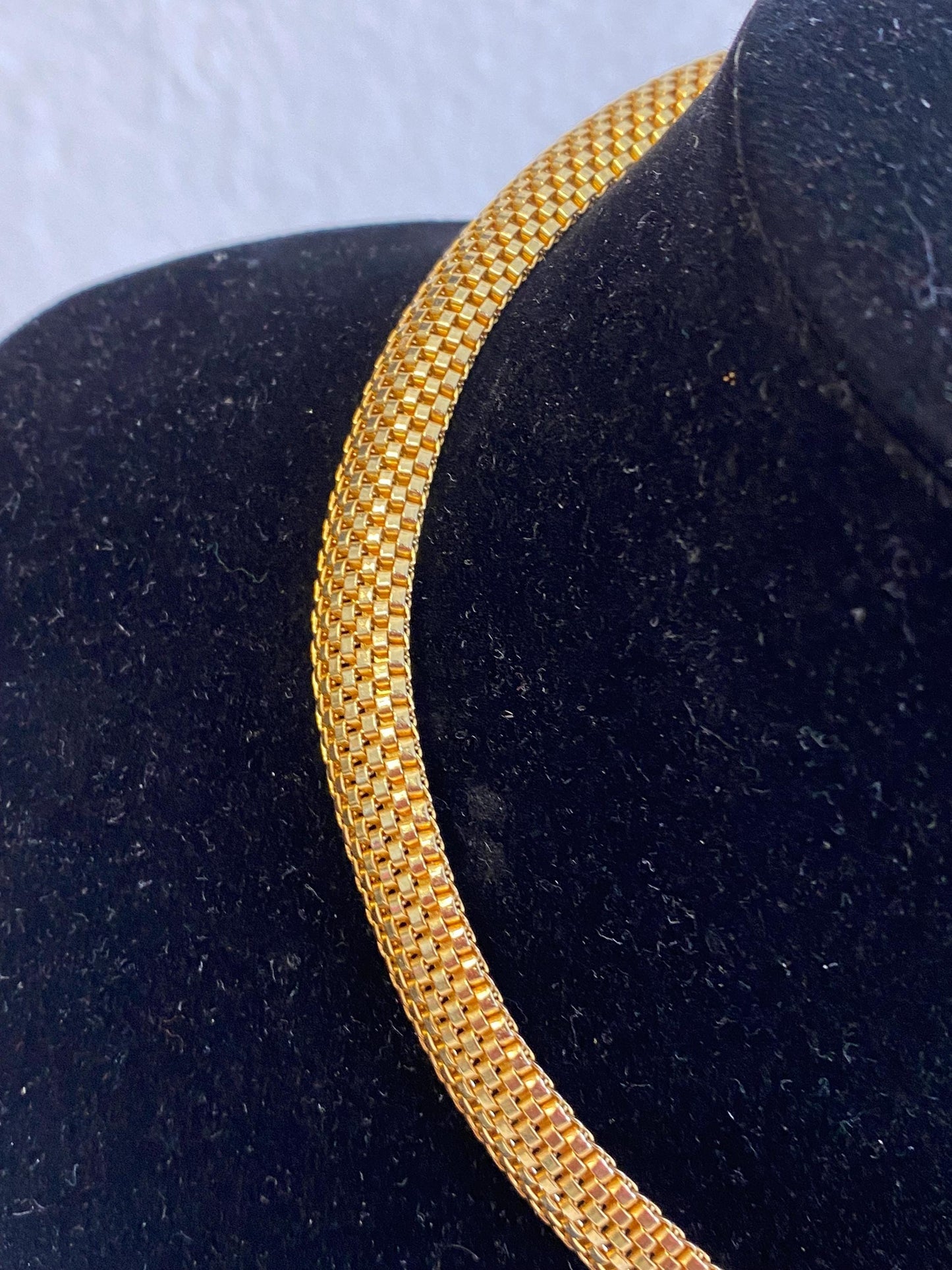 Girocollo vintage anni 80 in maglia dorata 15" Choker mesh oro lucido con chiusura a vite. Pezzo raro retrò pronto a illuminare i tuoi look