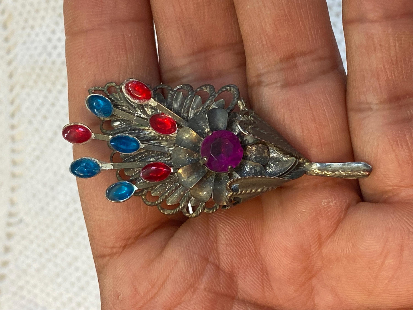 Spilla bouquet anni 50 in argento traforato con cabochon vetro rossi-blu,design Mid-Century da 6 cm gioiello vintage raro e collezionabile