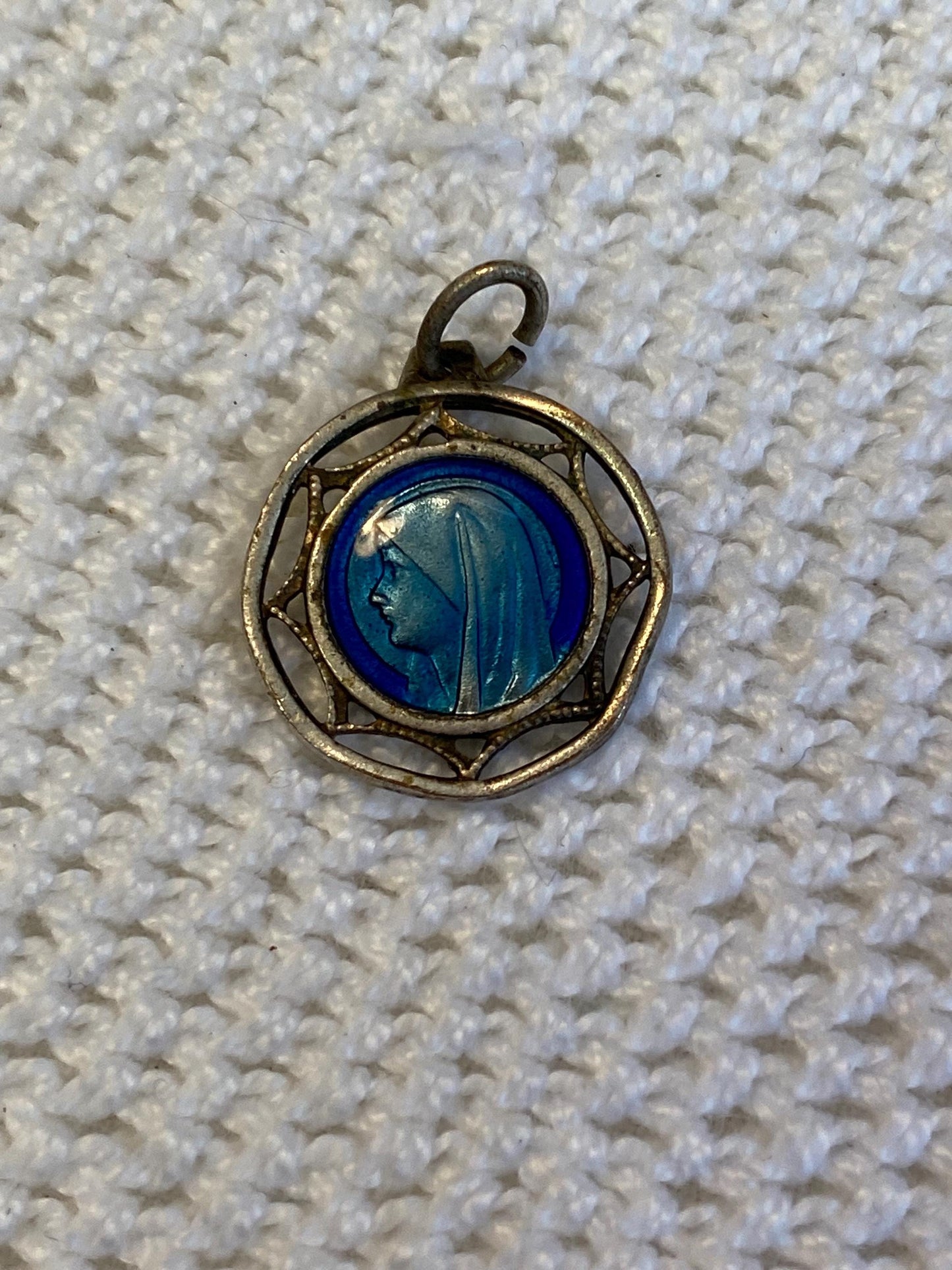 Medaglietta vintage Madonna Lourdes placcata argento 2 cm | Smalto blu su metallo traforato | Articolo religioso da collezione
