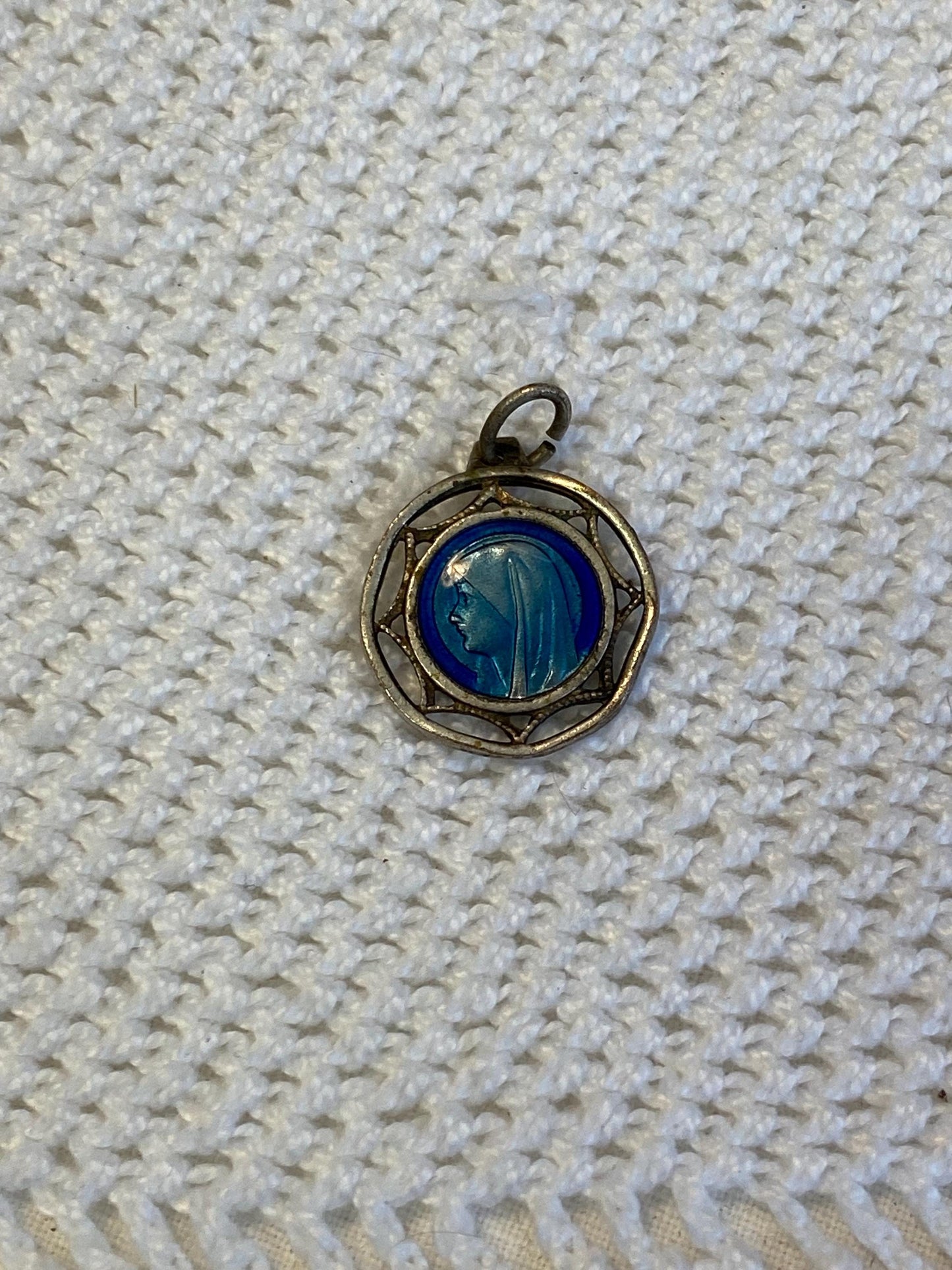 Medaglietta vintage Madonna Lourdes placcata argento 2 cm | Smalto blu su metallo traforato | Articolo religioso da collezione
