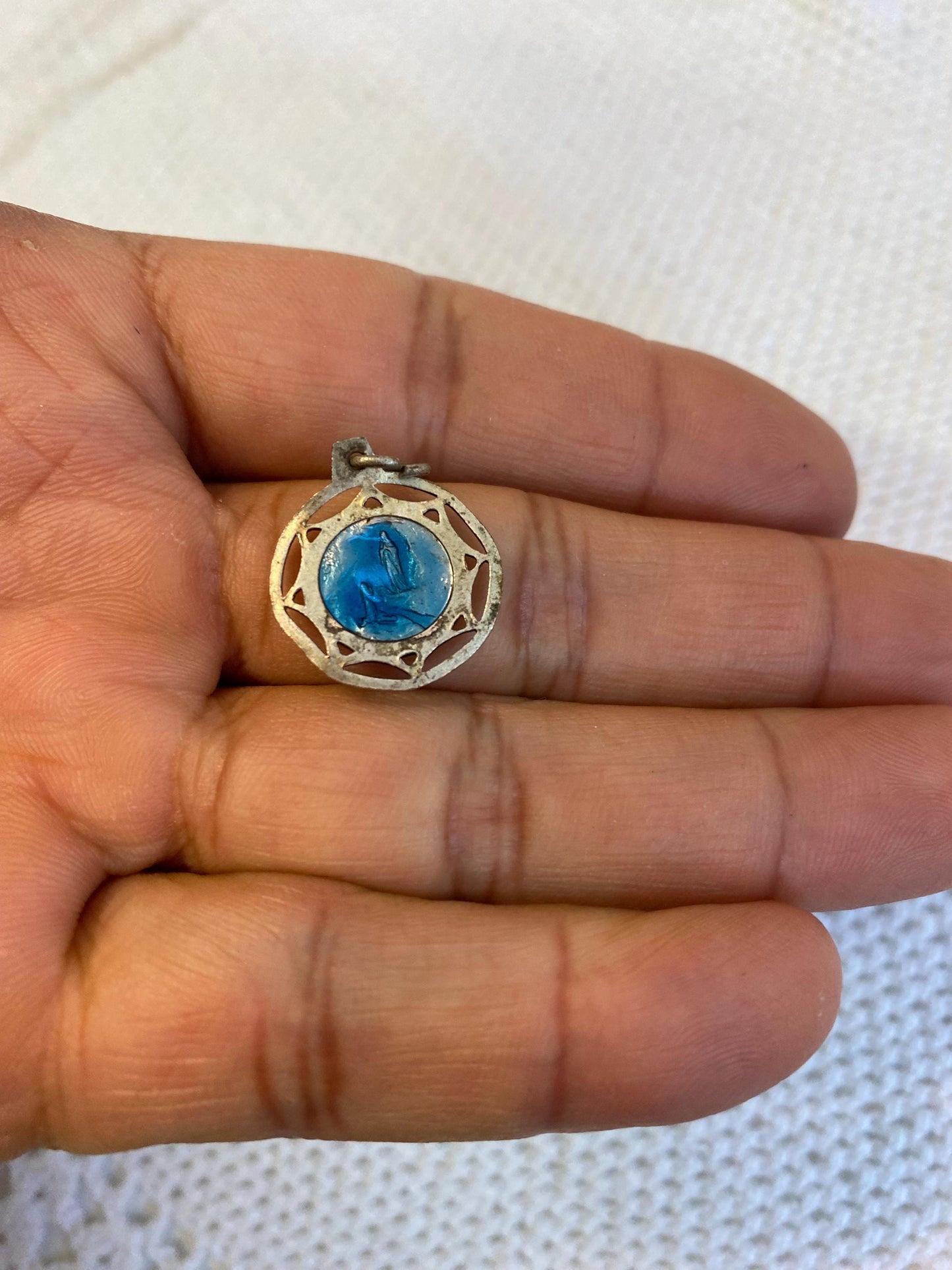 Medaglietta vintage Madonna Lourdes placcata argento 2 cm | Smalto blu su metallo traforato | Articolo religioso da collezione