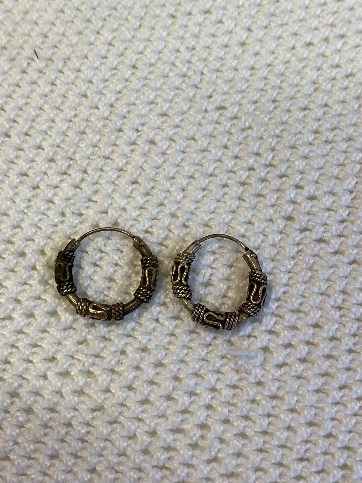 Orecchini vintage in argento antico 1,5 cm | Cerchi etnici lavorati a mano stile Bali | Gioielli boho unisex per lobo o cartilagine