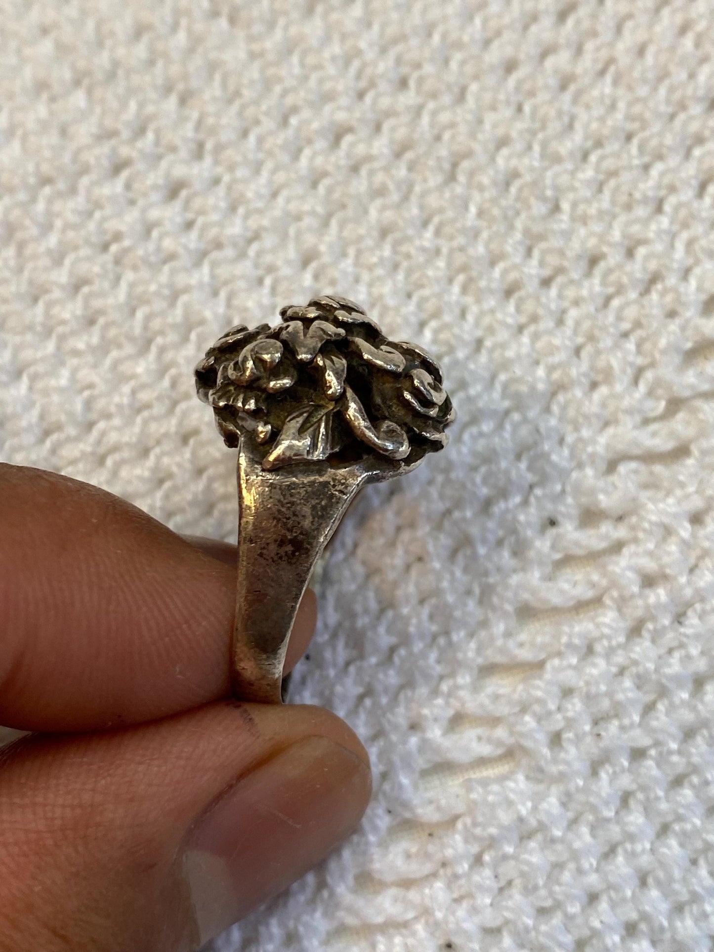 Anello vintage argento 925 bouquet di rose cesellate statement ring misura IT 15 / US 7, romantico stile anni 60 unico pezzo collezione