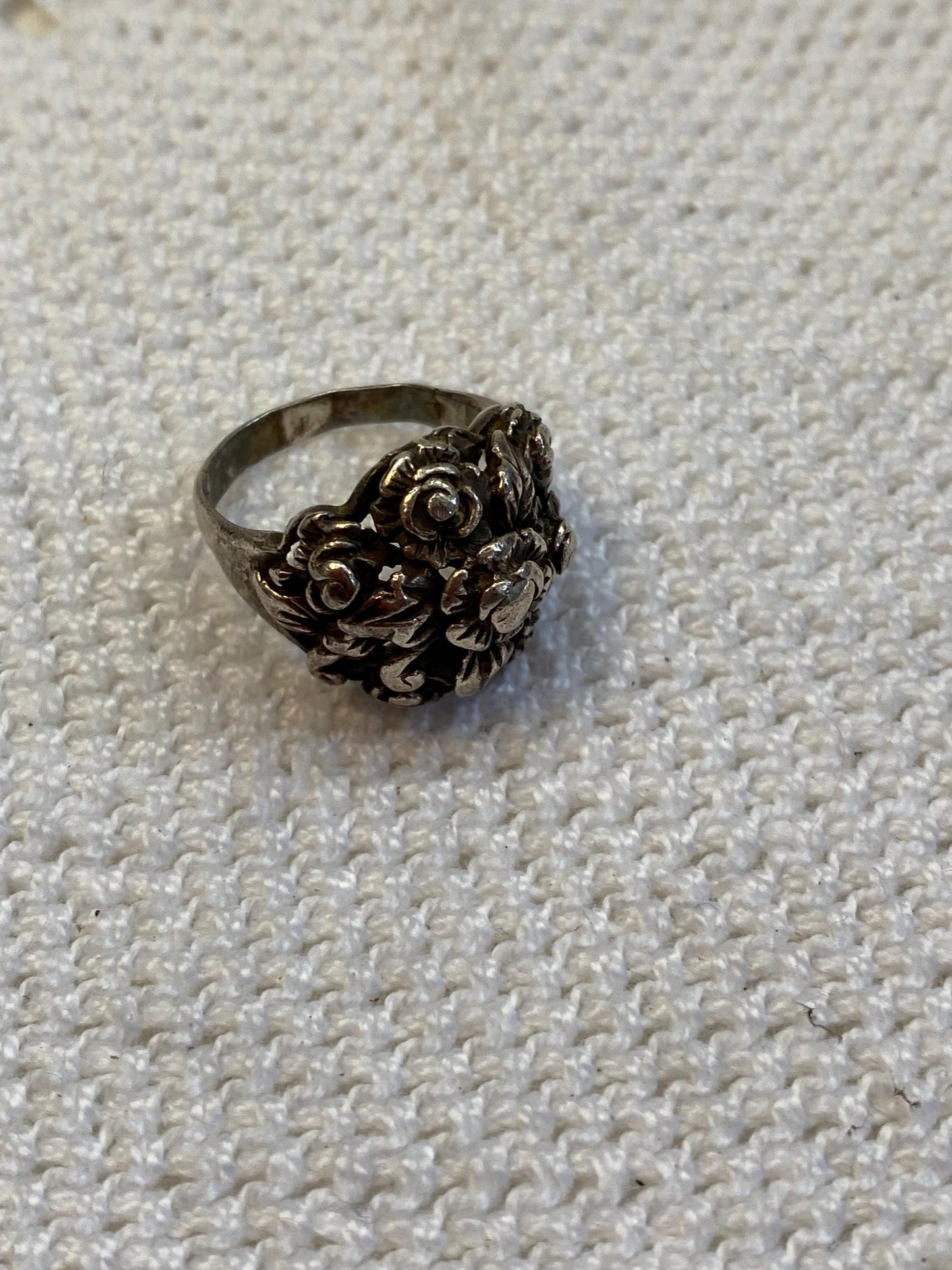 Anello vintage argento 925 bouquet di rose cesellate statement ring misura IT 15 / US 7, romantico stile anni 60 unico pezzo collezione