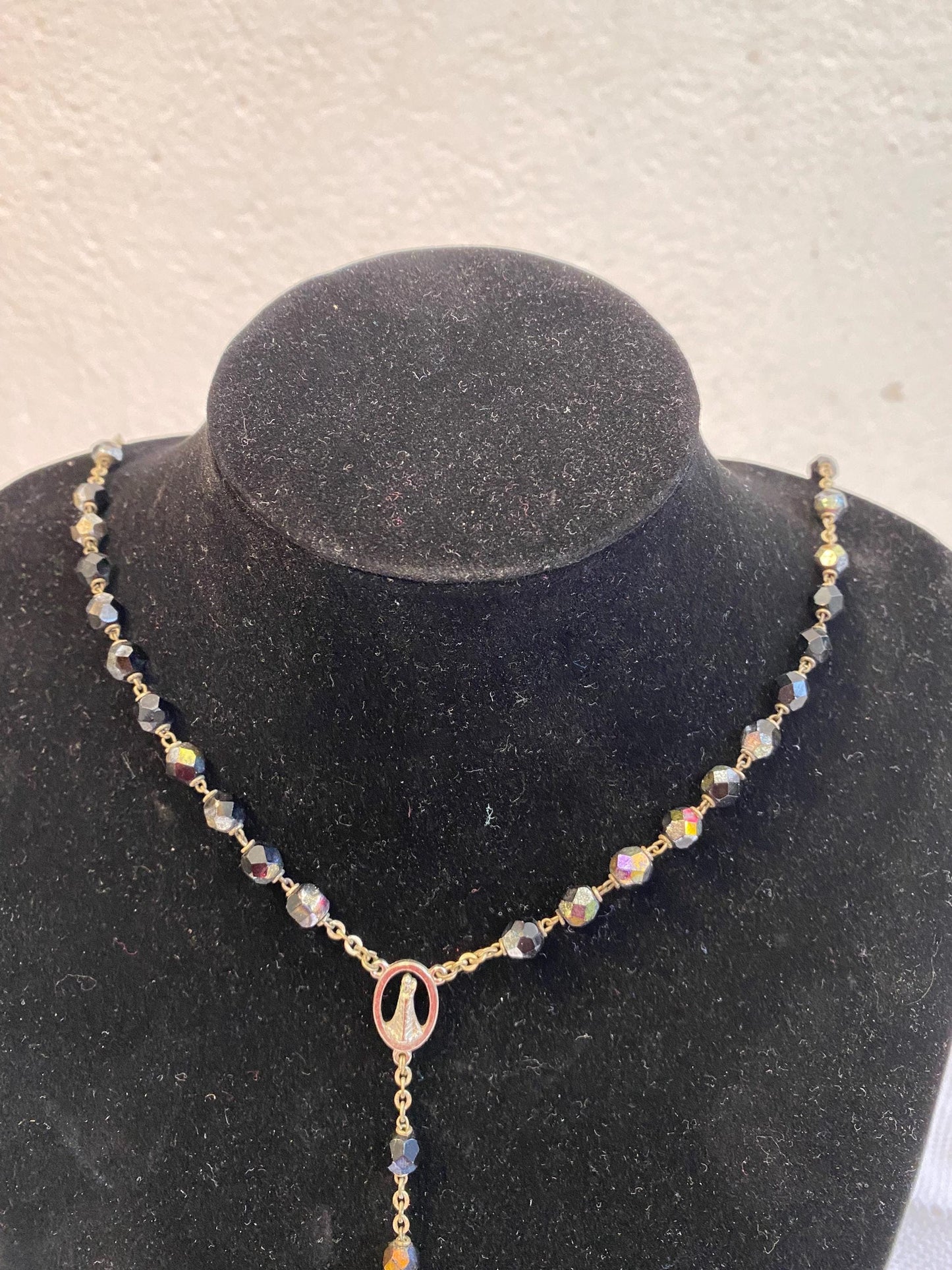 Collana vintage anni 50 con perle plastica Aurora Borealis 6 mm, crocifisso peltro Italia 50 cm, devozione cattolica, regalo da collezione