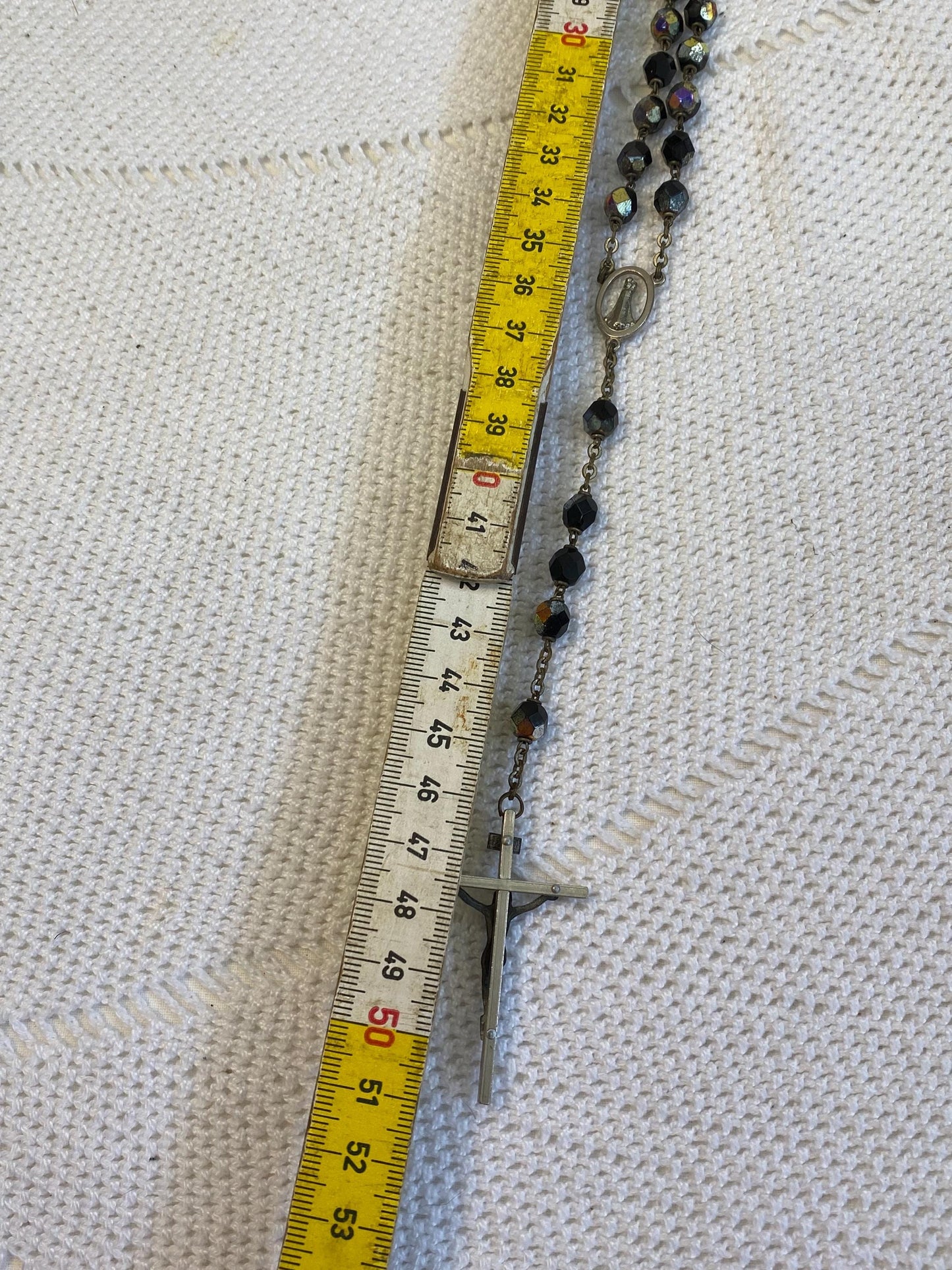 Collana vintage anni 50 con perle plastica Aurora Borealis 6 mm, crocifisso peltro Italia 50 cm, devozione cattolica, regalo da collezione