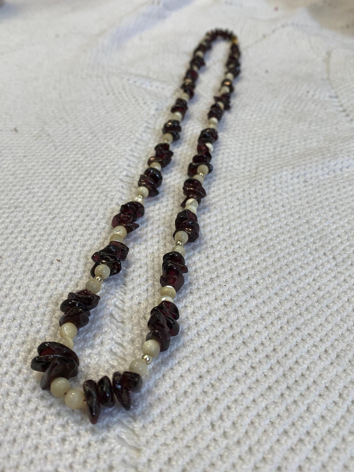 Collana 30 cm con granelli pietre minerali rosso scuro e perle naturali chiusura dorata vintage, elegante e raffinata, pezzo unico