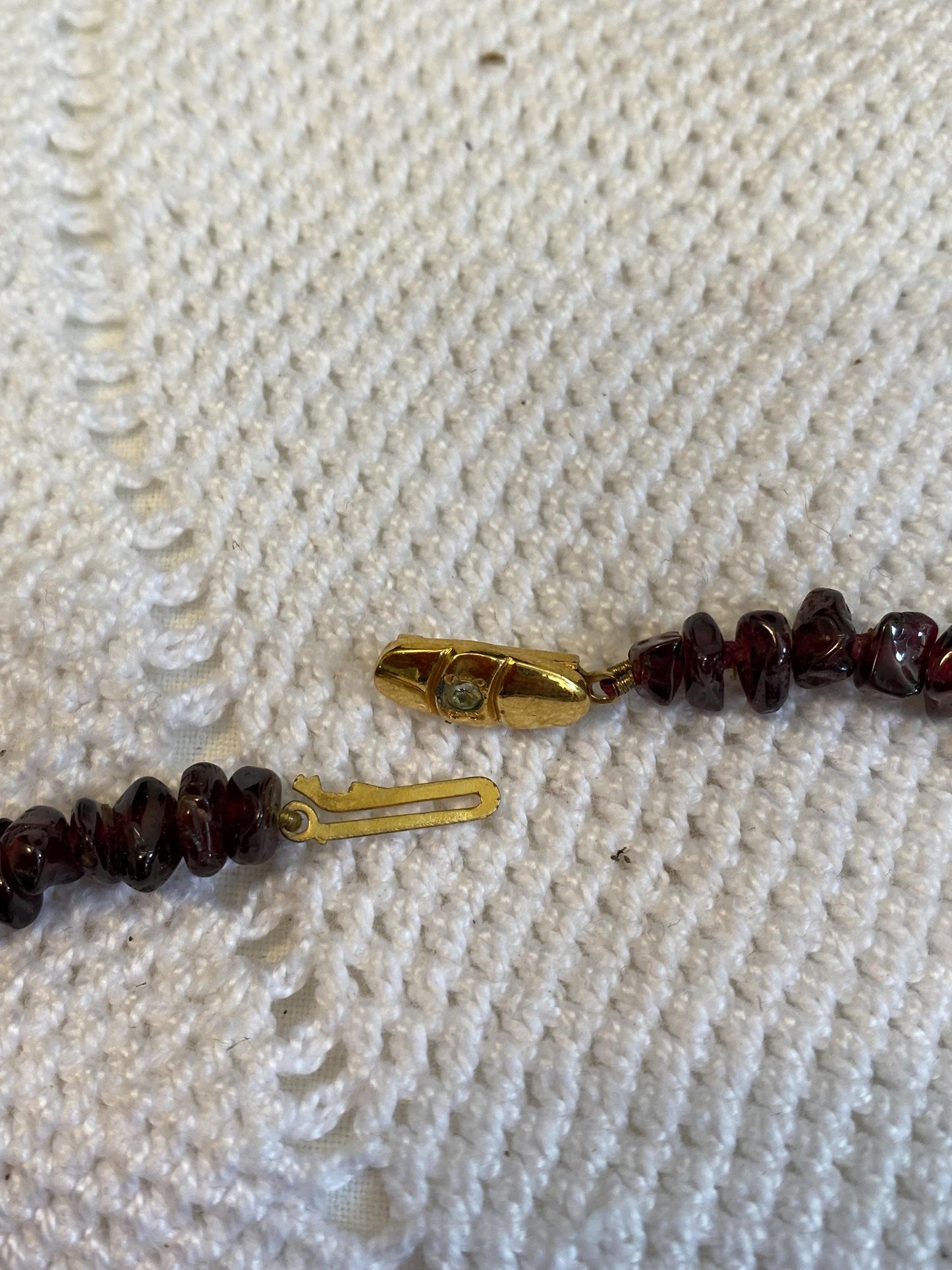 Collana 30 cm con granelli pietre minerali rosso scuro e perle naturali chiusura dorata vintage, elegante e raffinata, pezzo unico