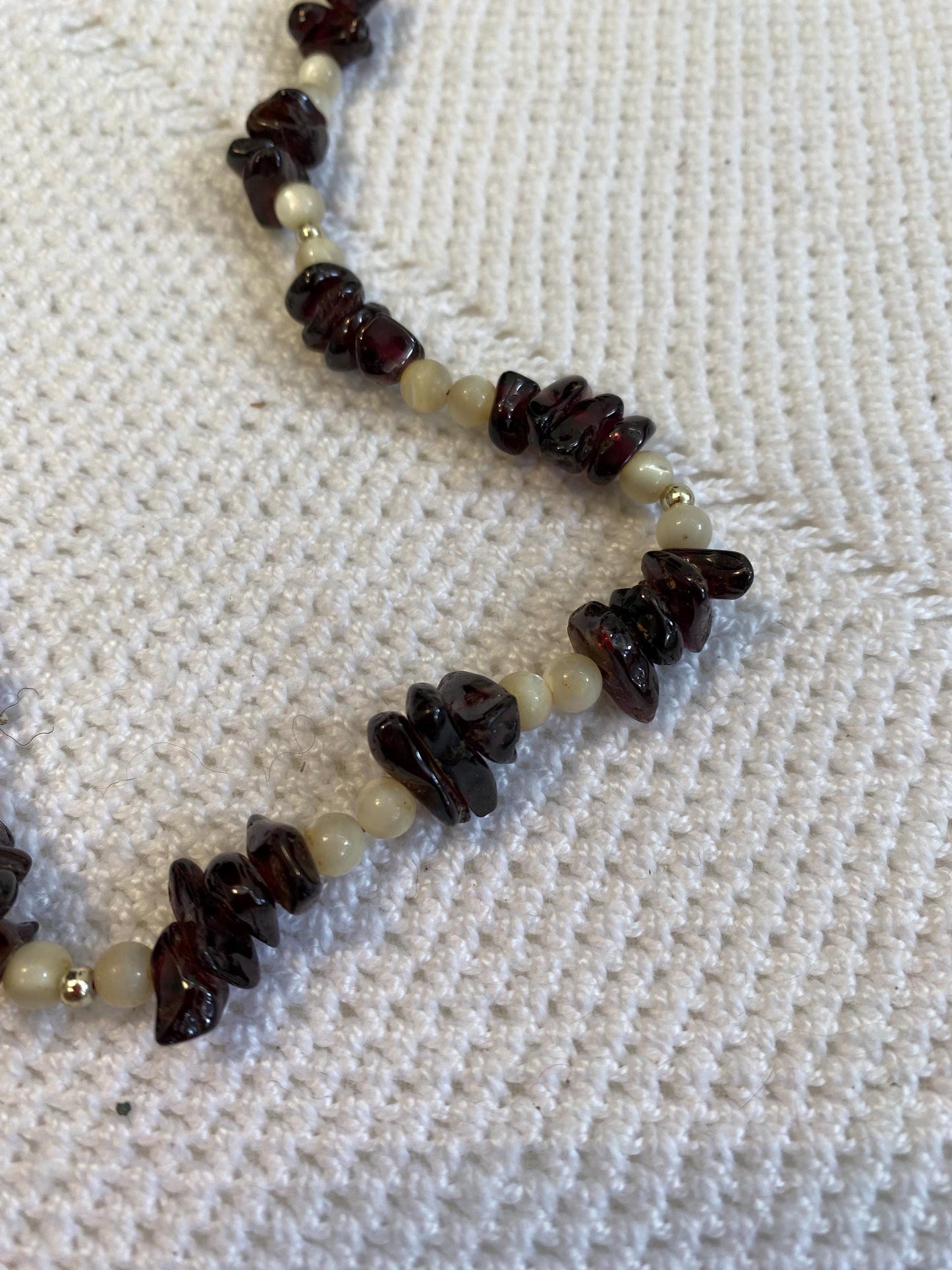 Collana 30 cm con granelli pietre minerali rosso scuro e perle naturali chiusura dorata vintage, elegante e raffinata, pezzo unico