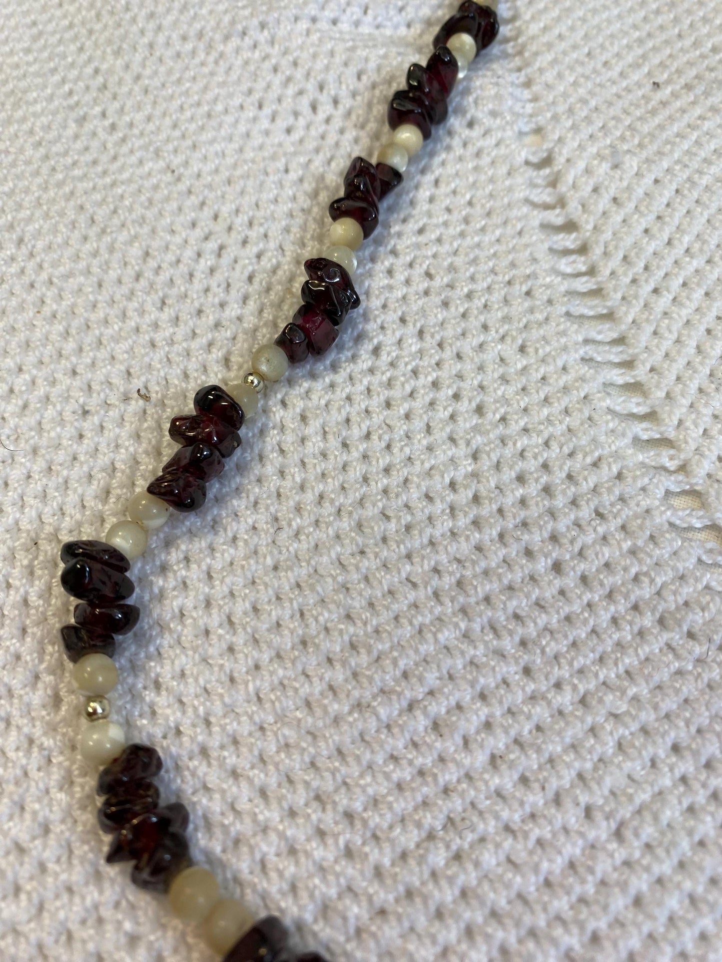 Collana 30 cm con granelli pietre minerali rosso scuro e perle naturali chiusura dorata vintage, elegante e raffinata, pezzo unico