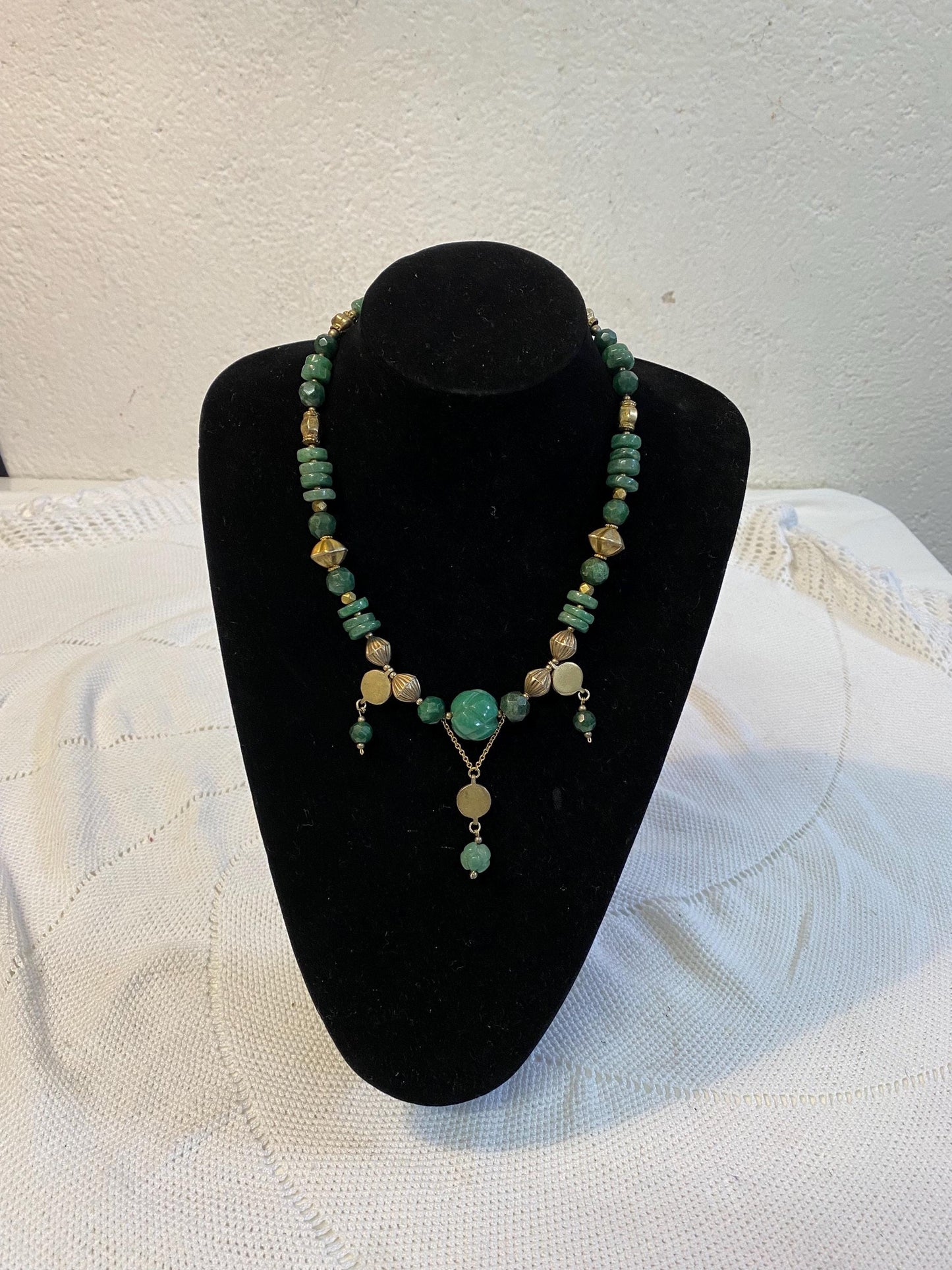 Collana etnica boho verde avorio 23 cm in vetro e ottone gioiello artigianale vintage anni 90 gipsy bohemian con ciondoli unici tribale boho