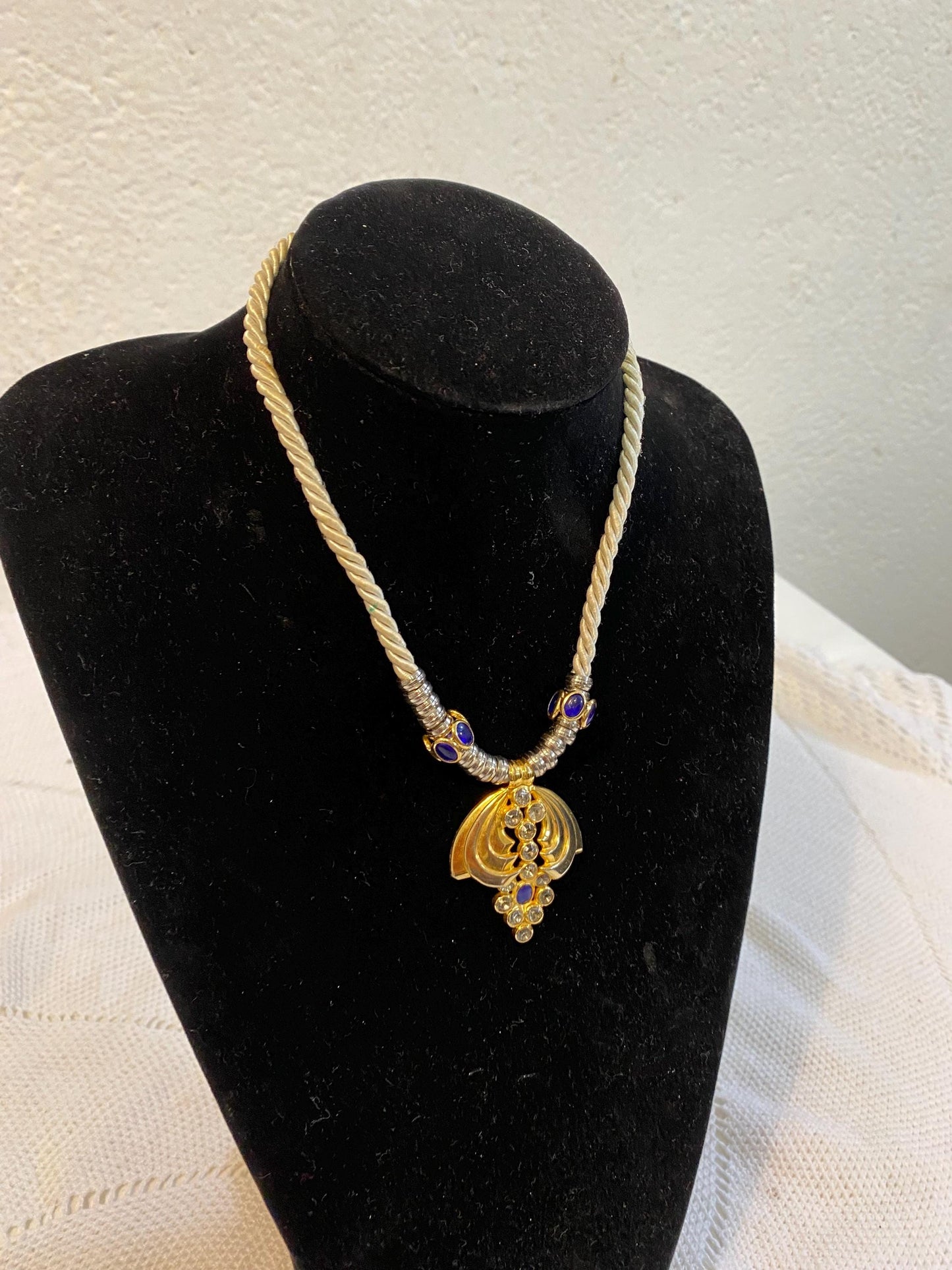 Vintage 1990s 24cm Baroque Medallion Necklace in Gold-Plated Brass and Purple Rhinestones Art Nouveau Necklace with Cameo Pendant