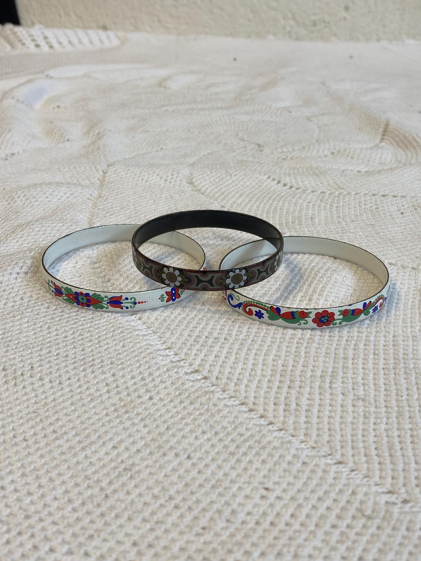 Set 3 bracciali rigidi vintage in metallo smaltato anni 80 nero e bianco con fiori diametro 7 cm 2.75 in e 6.5 cm 2.56 in
