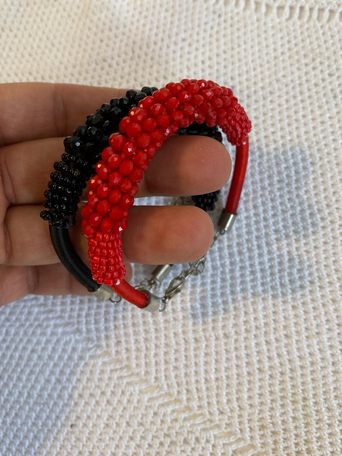 Coppia di bracciali regolabili in perline rosse e nere diametro 7 cm 2.75 in lavorati a mano anni 90 con catena