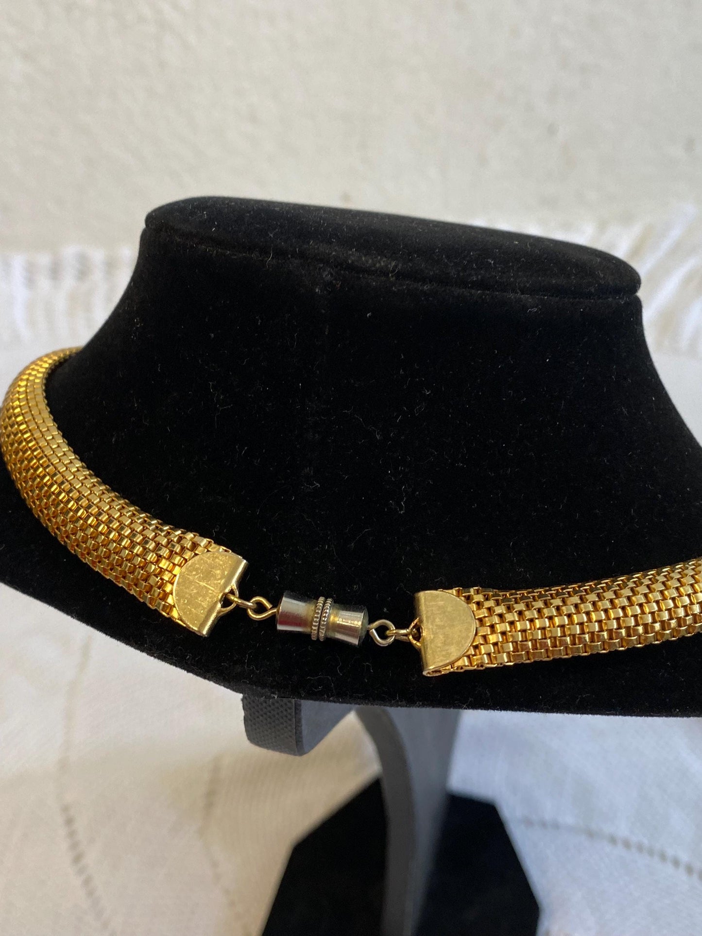 Girocollo vintage anni 80 in maglia dorata 15" Choker mesh oro lucido con chiusura a vite. Pezzo raro retrò pronto a illuminare i tuoi look