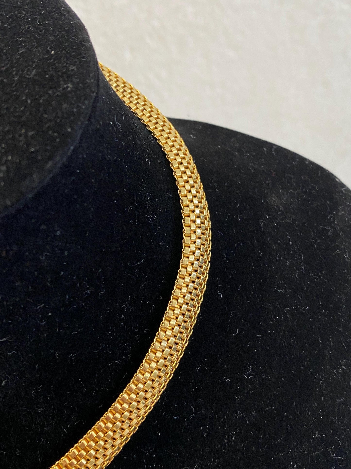 Girocollo vintage anni 80 in maglia dorata 15" Choker mesh oro lucido con chiusura a vite. Pezzo raro retrò pronto a illuminare i tuoi look