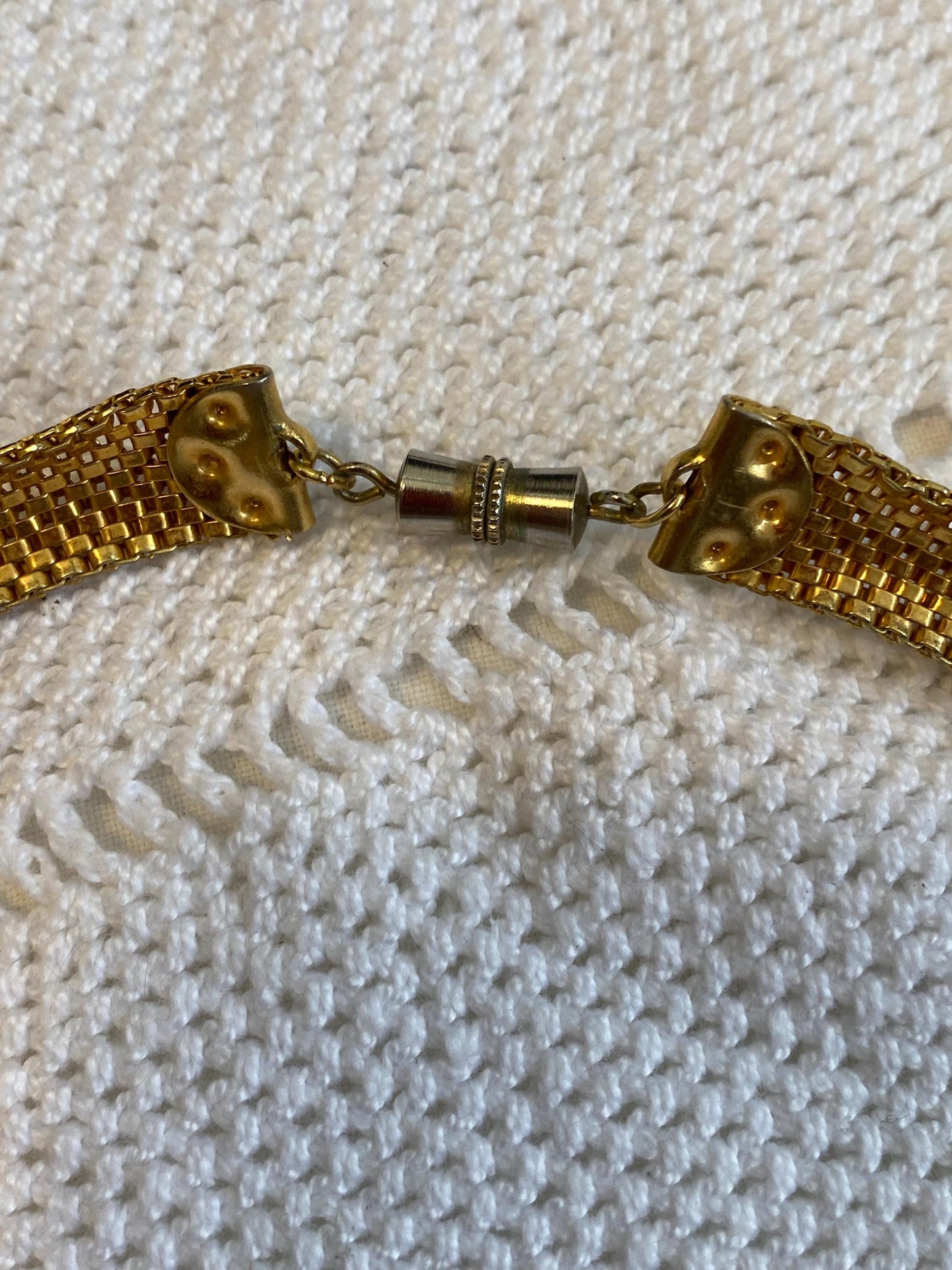 Girocollo vintage anni 80 in maglia dorata 15" Choker mesh oro lucido con chiusura a vite. Pezzo raro retrò pronto a illuminare i tuoi look