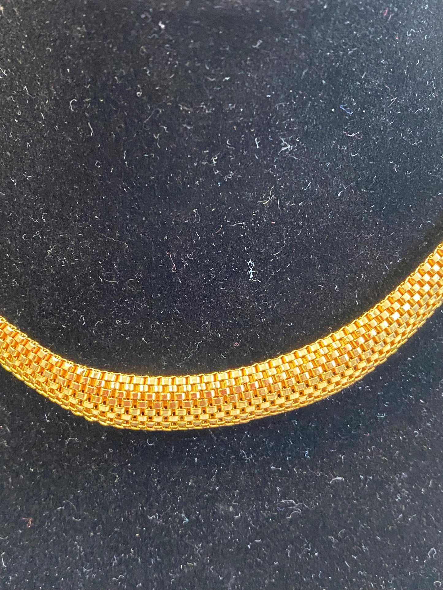 Girocollo vintage anni 80 in maglia dorata 15" Choker mesh oro lucido con chiusura a vite. Pezzo raro retrò pronto a illuminare i tuoi look