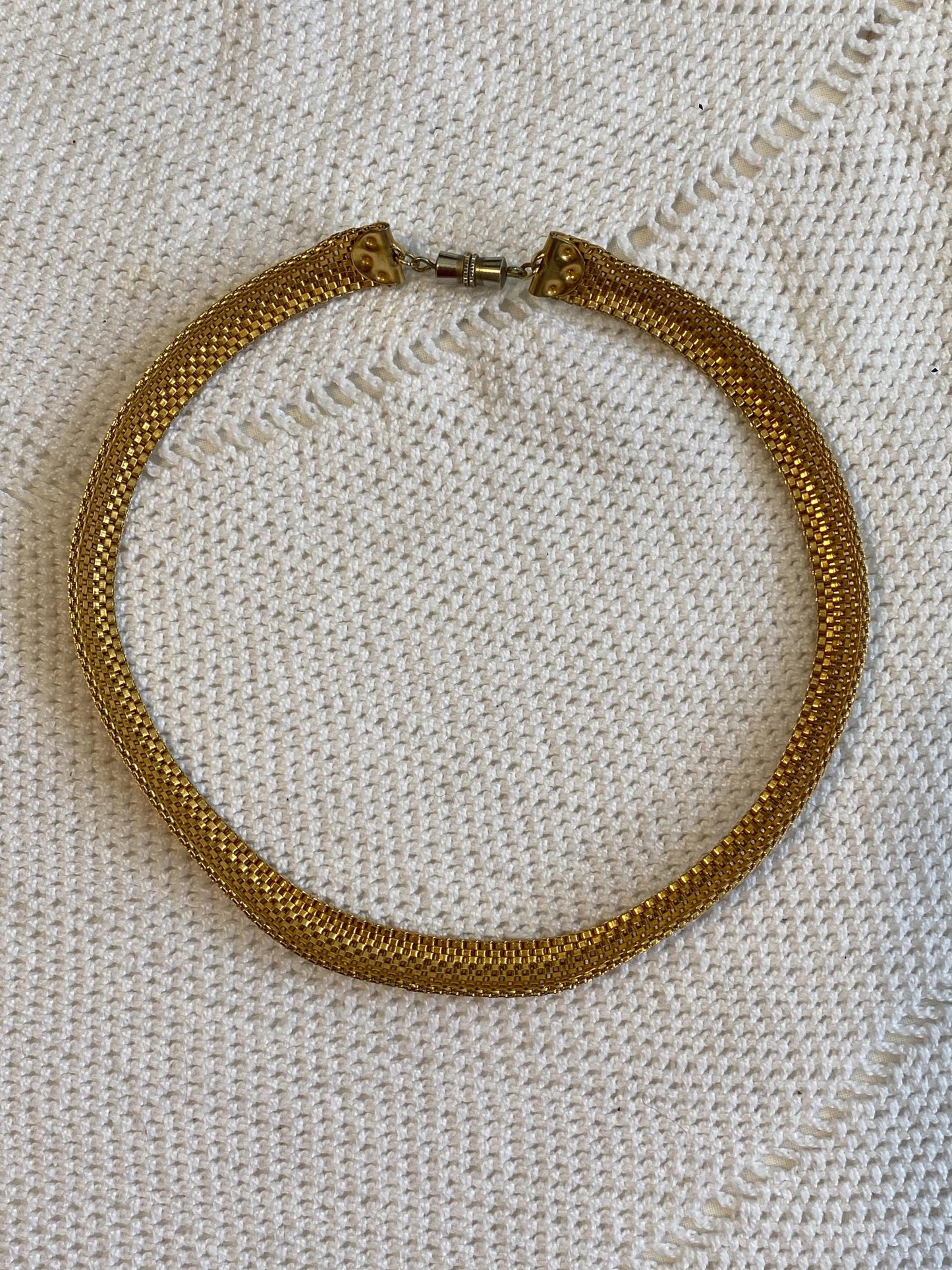 Girocollo vintage anni 80 in maglia dorata 15" Choker mesh oro lucido con chiusura a vite. Pezzo raro retrò pronto a illuminare i tuoi look