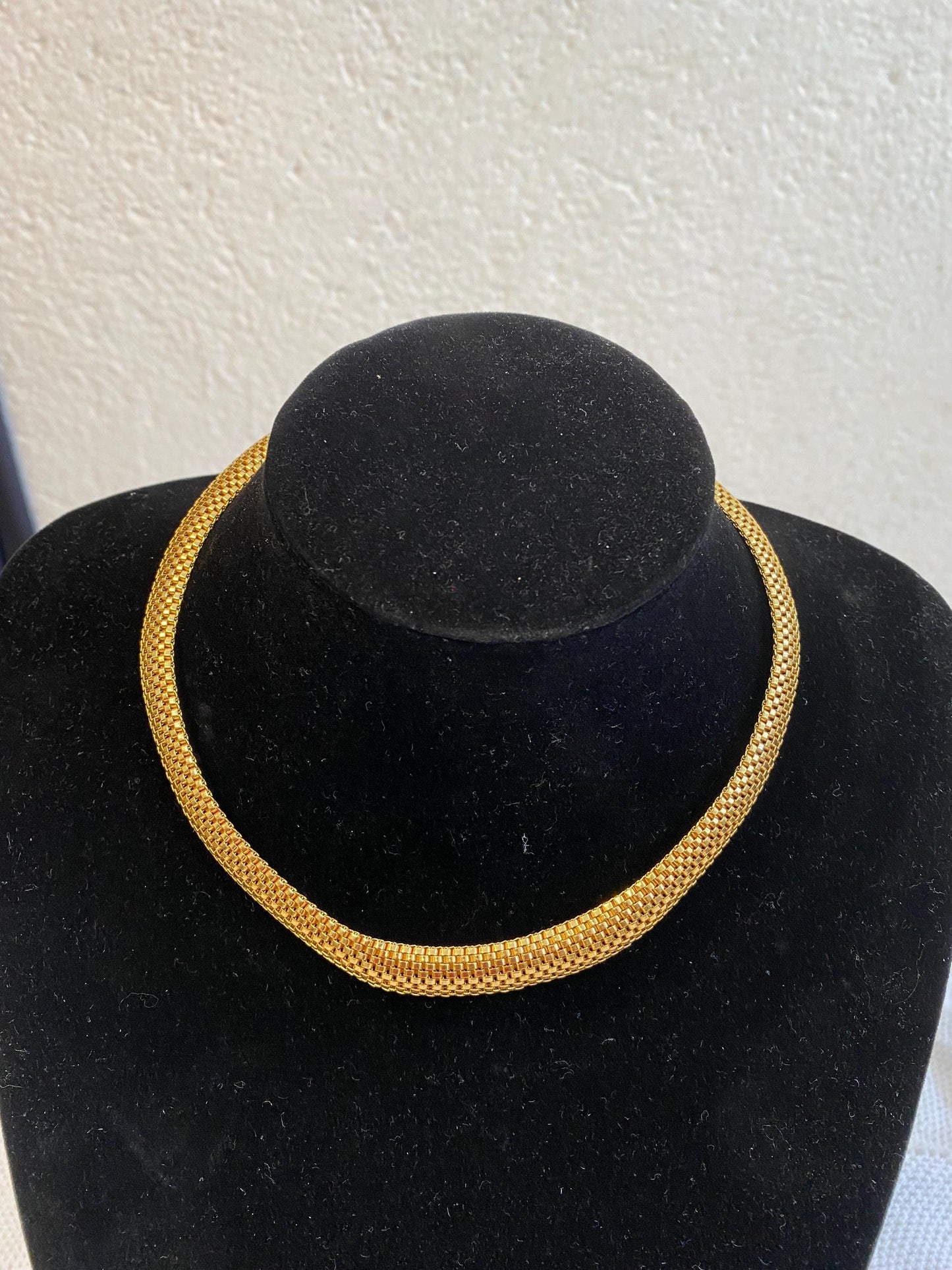 Girocollo vintage anni 80 in maglia dorata 15" Choker mesh oro lucido con chiusura a vite. Pezzo raro retrò pronto a illuminare i tuoi look