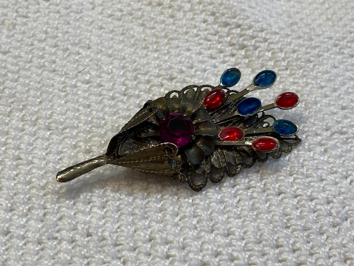 Spilla bouquet anni 50 in argento traforato con cabochon vetro rossi-blu,design Mid-Century da 6 cm gioiello vintage raro e collezionabile