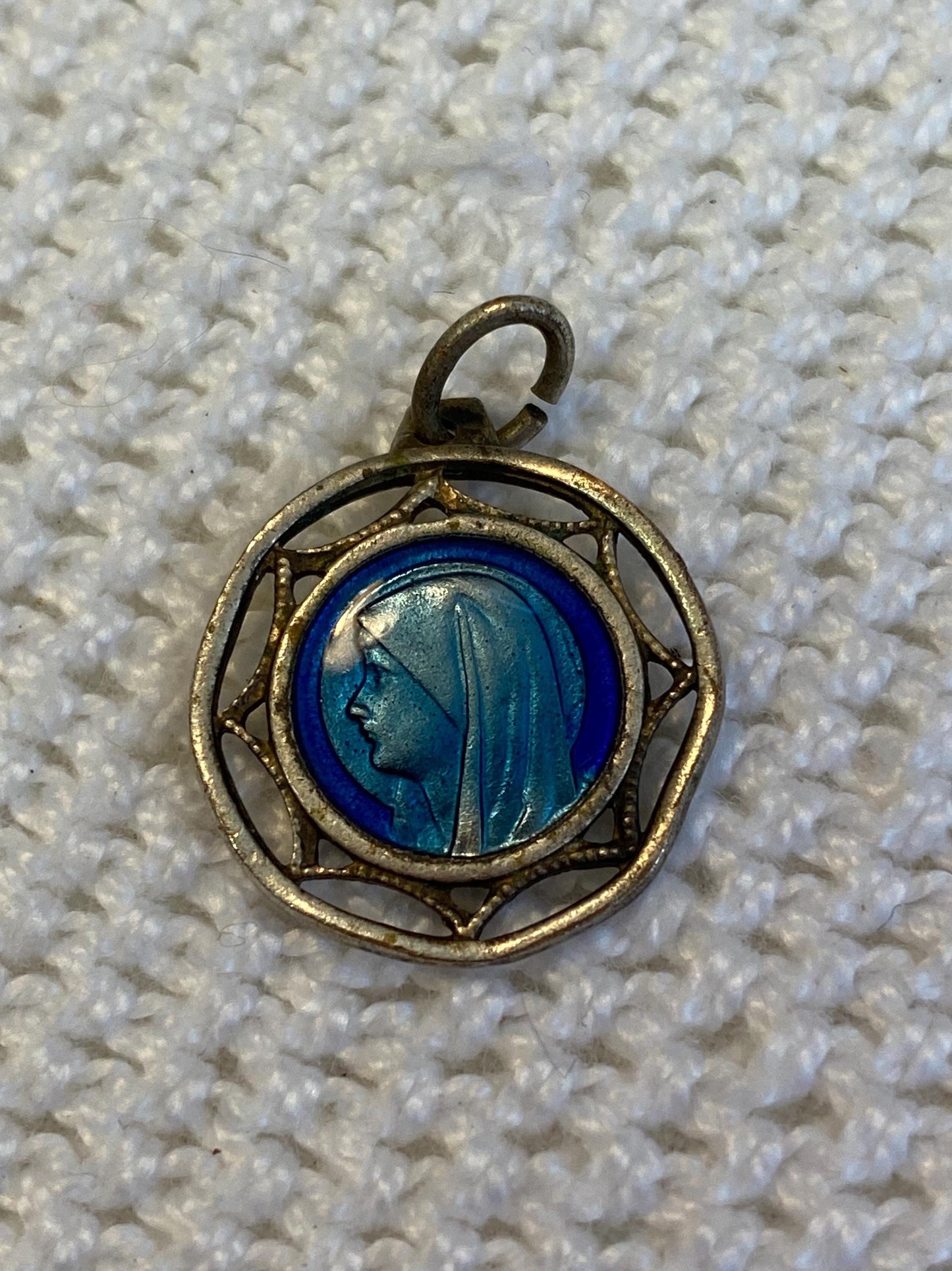 Medaglietta vintage Madonna Lourdes placcata argento 2 cm | Smalto blu su metallo traforato | Articolo religioso da collezione