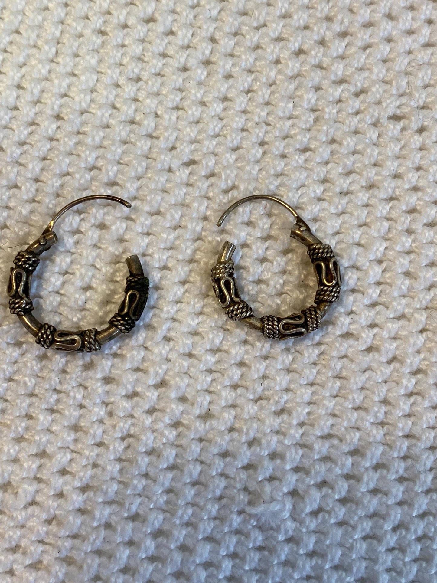Orecchini vintage in argento antico 1,5 cm | Cerchi etnici lavorati a mano stile Bali | Gioielli boho unisex per lobo o cartilagine