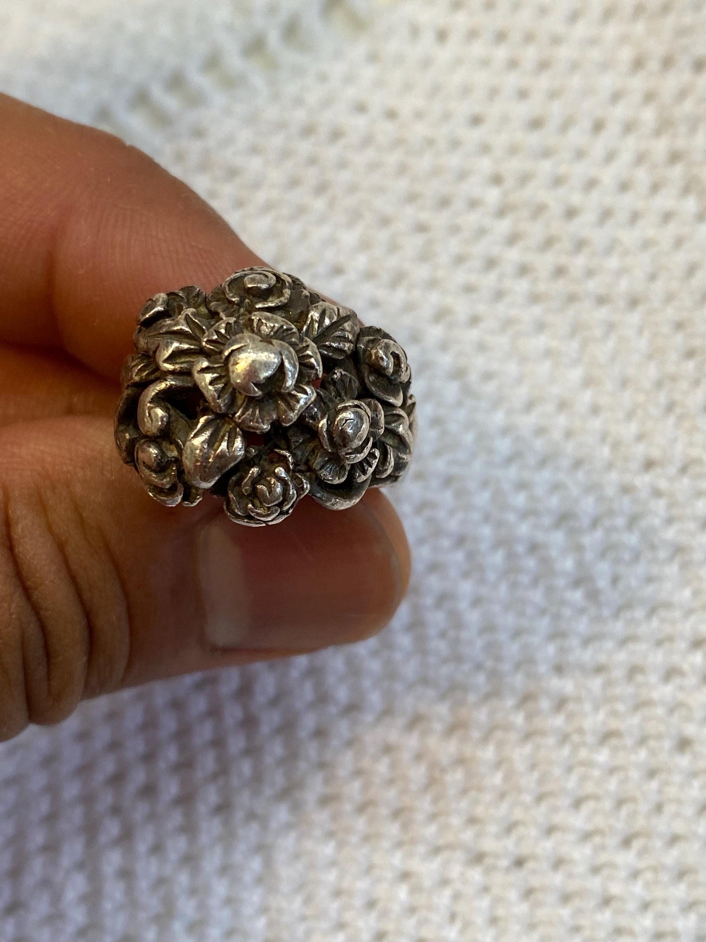 Anello vintage argento 925 bouquet di rose cesellate statement ring misura IT 15 / US 7, romantico stile anni 60 unico pezzo collezione