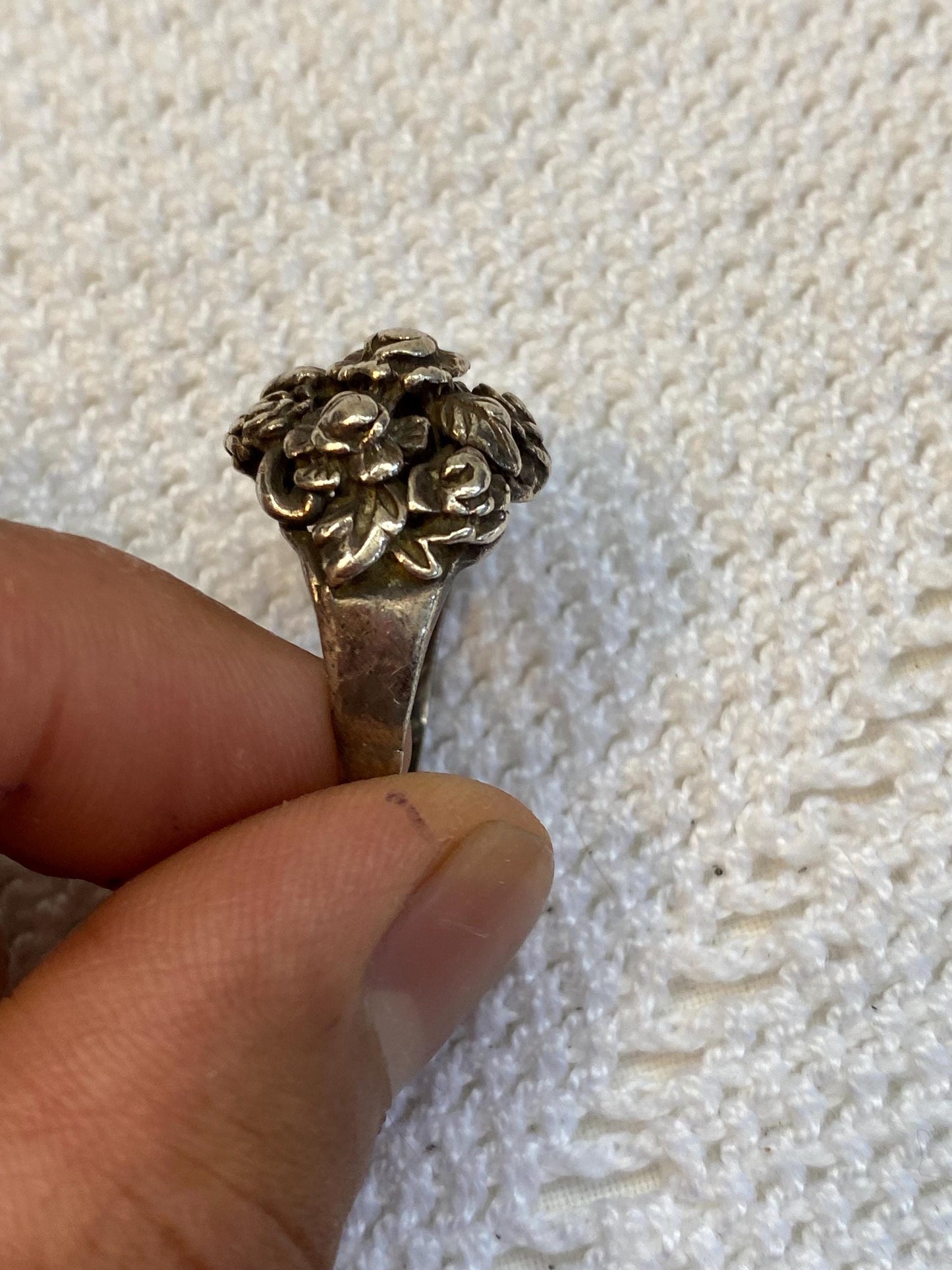 Anello vintage argento 925 bouquet di rose cesellate statement ring misura IT 15 / US 7, romantico stile anni 60 unico pezzo collezione