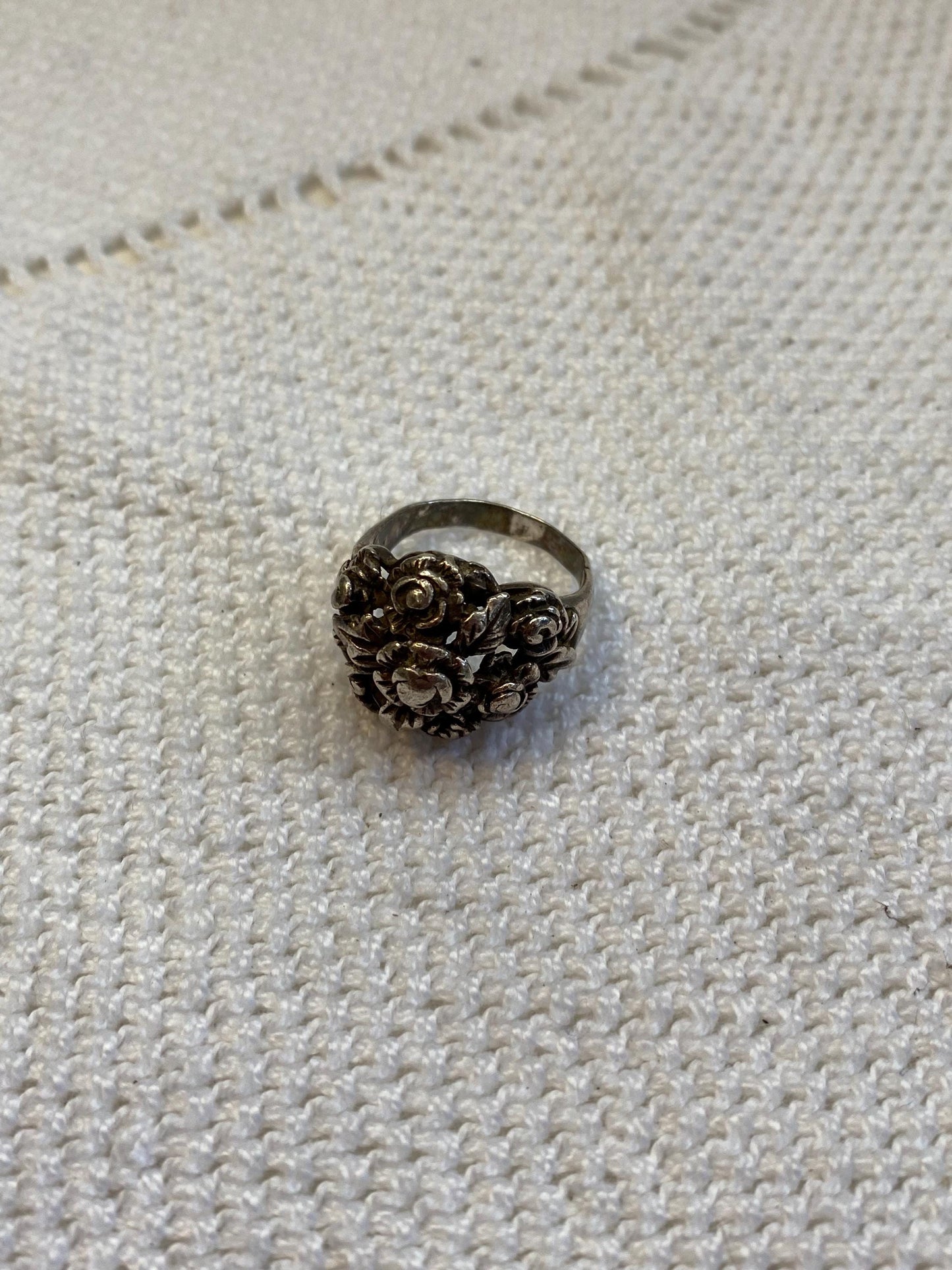 Anello vintage argento 925 bouquet di rose cesellate statement ring misura IT 15 / US 7, romantico stile anni 60 unico pezzo collezione