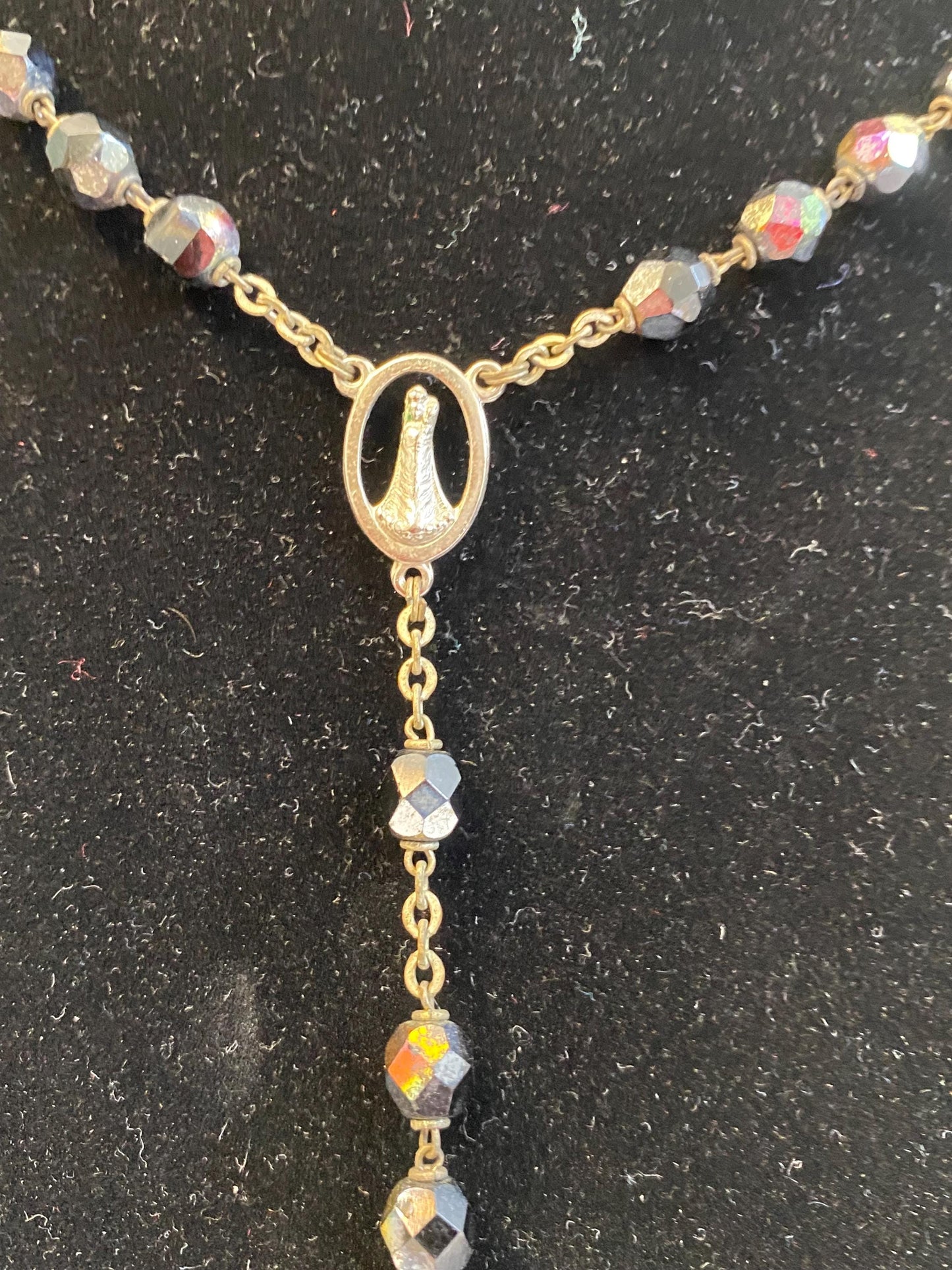 Collana vintage anni 50 con perle plastica Aurora Borealis 6 mm, crocifisso peltro Italia 50 cm, devozione cattolica, regalo da collezione